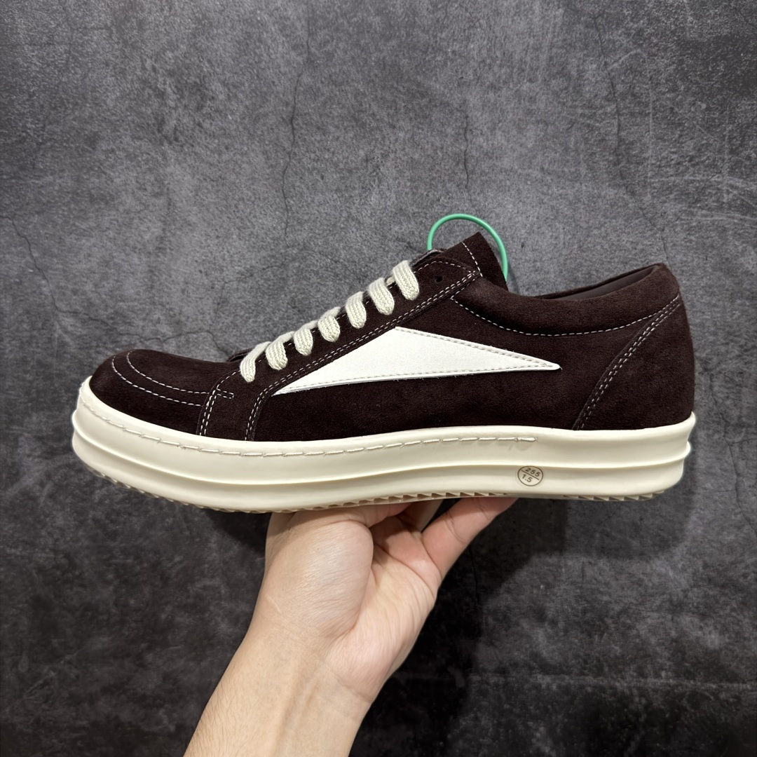 图片[2]-【莞顶渠道】瑞克 欧文斯Rick owens 主线 经典西瓜头 RO低帮棕色绒面 进口原料牛皮 莞产超级顶货 新配色陆续上架 产品只会越做越漂亮💯 鞋头采用原版一致工艺 又翘又歪的效果目前这个技术市面上的任何版本都达不到这个效果 私模开发 细节一步到位不敢说百分百💯保证有百分之98还原 慢工出细活 好的产品不怕晚 这次的开发针对艺术家 收藏家 高品质 的人群 水染粒面小牛皮材质，和针车间距都是极致还原！ 顶级头层的小牛皮，质感无敌，奢侈品的触感！ 定制品牌logo的拉链！超大一比一规格礼盒装，重达3斤以上，外加定制欧文斯保护盒！ 配有日文、英文，双语种配件卡片！细节诠释，一件不落。 鞋盒翻盖 三标，正面+底部都一一做到！虽然增加不了实质的成本，但是打磨产品的细节，再微小也会还原！ 尺码：35 36 37 38 39 40 41 42 43 44 45 46-选品中心