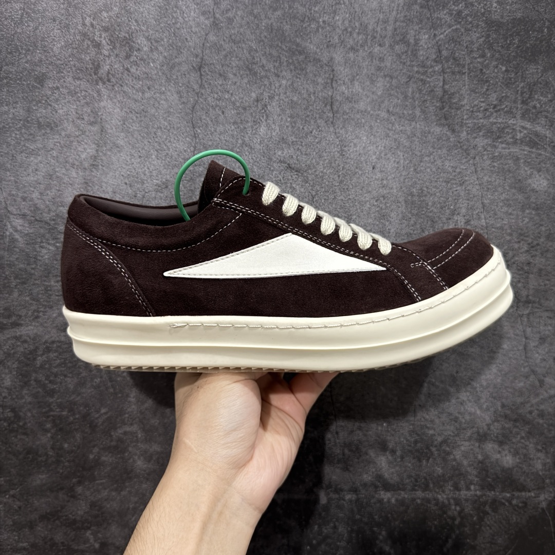 【莞顶渠道】瑞克 欧文斯Rick owens 主线 经典西瓜头 RO低帮棕色绒面 进口原料牛皮 莞产超级顶货 新配色陆续上架 产品只会越做越漂亮💯 鞋头采用原版一致工艺 又翘又歪的效果目前这个技术市面上的任何版本都达不到这个效果 私模开发 细节一步到位不敢说百分百💯保证有百分之98还原 慢工出细活 好的产品不怕晚 这次的开发针对艺术家 收藏家 高品质 的人群 水染粒面小牛皮材质,和针车间距都是极致还原! 顶级头层的小牛皮,质感无敌,奢侈品的触感! 定制品牌logo的拉链!超大一比一规格礼盒装,重达3斤以上,外加定制欧文斯保护盒! 配有日文、英文,双语种配件卡片!细节诠释,一件不落。 鞋盒翻盖 三标,正面+底部都一一做到!虽然增加不了实质的成本,但是打磨产品的细节,再微小也会还原! 尺码:35 36 37 38 39 40 41 42 43 44 45 46-选品中心