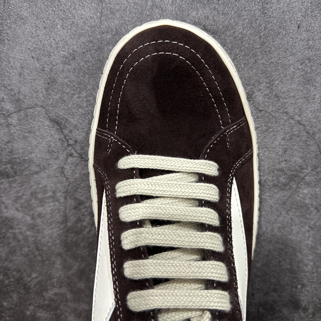 图片[5]-【莞顶渠道】瑞克 欧文斯Rick owens 主线 经典西瓜头 RO低帮棕色绒面 进口原料牛皮 莞产超级顶货 新配色陆续上架 产品只会越做越漂亮💯 鞋头采用原版一致工艺 又翘又歪的效果目前这个技术市面上的任何版本都达不到这个效果 私模开发 细节一步到位不敢说百分百💯保证有百分之98还原 慢工出细活 好的产品不怕晚 这次的开发针对艺术家 收藏家 高品质 的人群 水染粒面小牛皮材质，和针车间距都是极致还原！ 顶级头层的小牛皮，质感无敌，奢侈品的触感！ 定制品牌logo的拉链！超大一比一规格礼盒装，重达3斤以上，外加定制欧文斯保护盒！ 配有日文、英文，双语种配件卡片！细节诠释，一件不落。 鞋盒翻盖 三标，正面+底部都一一做到！虽然增加不了实质的成本，但是打磨产品的细节，再微小也会还原！ 尺码：35 36 37 38 39 40 41 42 43 44 45 46-选品中心