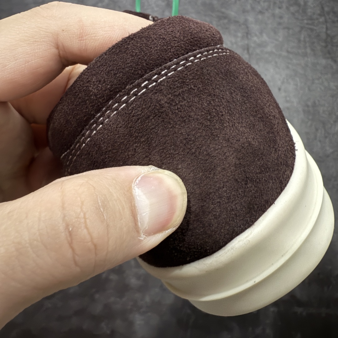 图片[2]-【莞顶渠道】瑞克 欧文斯Rick owens 主线 经典西瓜头 RO低帮棕色绒面 进口原料牛皮 莞产超级顶货 新配色陆续上架 产品只会越做越漂亮💯 鞋头采用原版一致工艺 又翘又歪的效果目前这个技术市面上的任何版本都达不到这个效果 私模开发 细节一步到位不敢说百分百💯保证有百分之98还原 慢工出细活 好的产品不怕晚 这次的开发针对艺术家 收藏家 高品质 的人群 水染粒面小牛皮材质，和针车间距都是极致还原！ 顶级头层的小牛皮，质感无敌，奢侈品的触感！ 定制品牌logo的拉链！超大一比一规格礼盒装，重达3斤以上，外加定制欧文斯保护盒！ 配有日文、英文，双语种配件卡片！细节诠释，一件不落。 鞋盒翻盖 三标，正面+底部都一一做到！虽然增加不了实质的成本，但是打磨产品的细节，再微小也会还原！ 尺码：35 36 37 38 39 40 41 42 43 44 45 46-选品中心