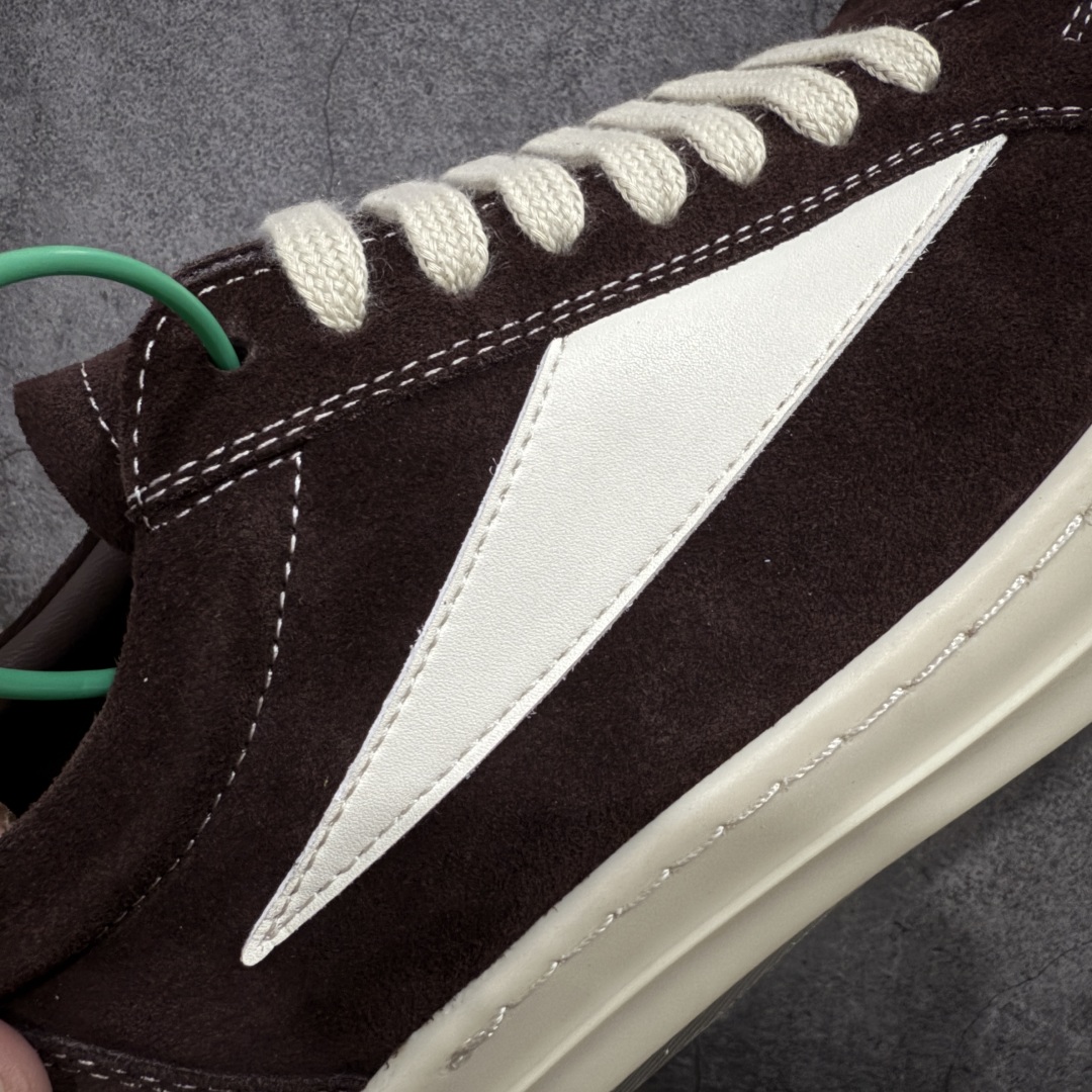 图片[3]-【莞顶渠道】瑞克 欧文斯Rick owens 主线 经典西瓜头 RO低帮棕色绒面 进口原料牛皮 莞产超级顶货 新配色陆续上架 产品只会越做越漂亮💯 鞋头采用原版一致工艺 又翘又歪的效果目前这个技术市面上的任何版本都达不到这个效果 私模开发 细节一步到位不敢说百分百💯保证有百分之98还原 慢工出细活 好的产品不怕晚 这次的开发针对艺术家 收藏家 高品质 的人群 水染粒面小牛皮材质，和针车间距都是极致还原！ 顶级头层的小牛皮，质感无敌，奢侈品的触感！ 定制品牌logo的拉链！超大一比一规格礼盒装，重达3斤以上，外加定制欧文斯保护盒！ 配有日文、英文，双语种配件卡片！细节诠释，一件不落。 鞋盒翻盖 三标，正面+底部都一一做到！虽然增加不了实质的成本，但是打磨产品的细节，再微小也会还原！ 尺码：35 36 37 38 39 40 41 42 43 44 45 46-选品中心