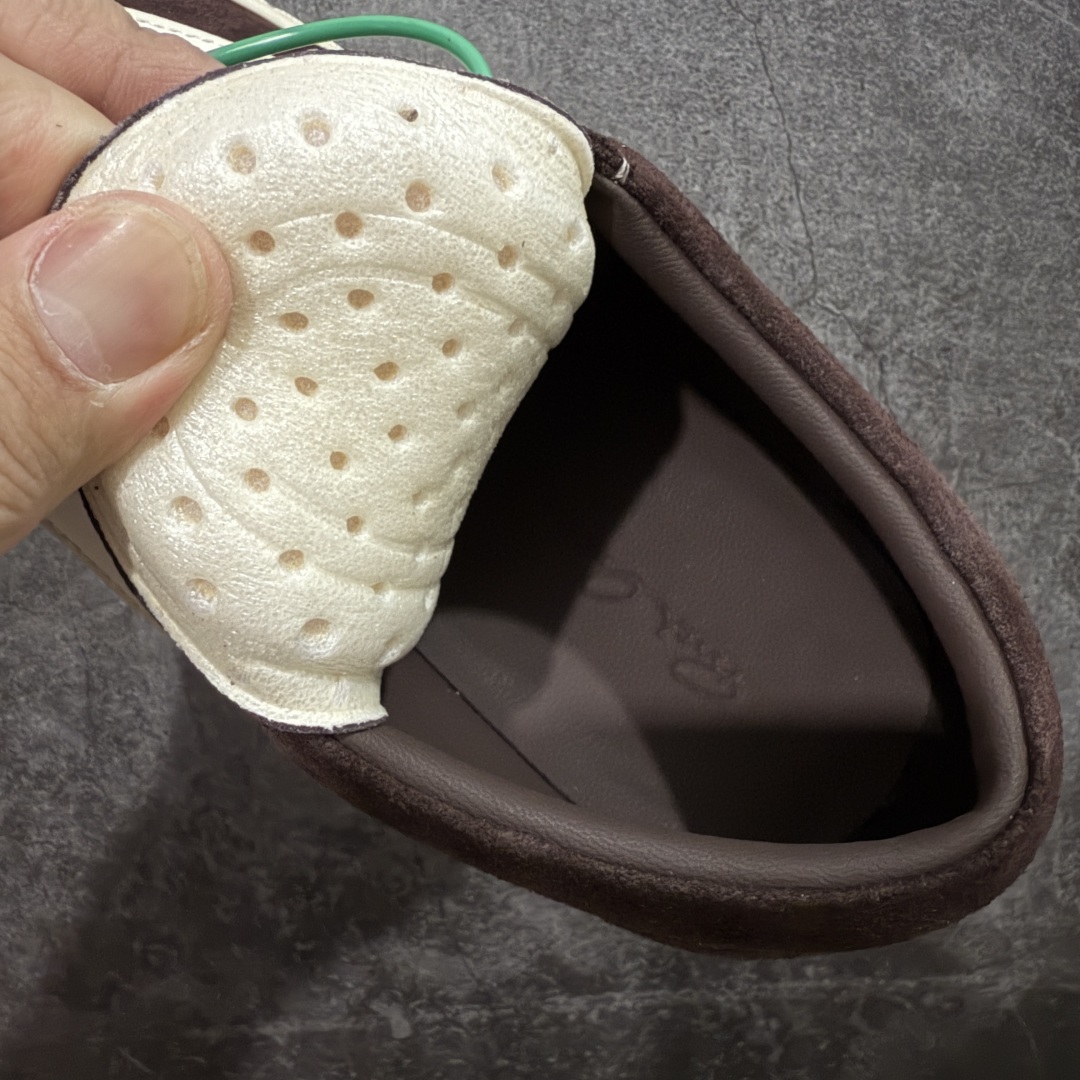 图片[7]-【莞顶渠道】瑞克 欧文斯Rick owens 主线 经典西瓜头 RO低帮棕色绒面 进口原料牛皮 莞产超级顶货 新配色陆续上架 产品只会越做越漂亮💯 鞋头采用原版一致工艺 又翘又歪的效果目前这个技术市面上的任何版本都达不到这个效果 私模开发 细节一步到位不敢说百分百💯保证有百分之98还原 慢工出细活 好的产品不怕晚 这次的开发针对艺术家 收藏家 高品质 的人群 水染粒面小牛皮材质，和针车间距都是极致还原！ 顶级头层的小牛皮，质感无敌，奢侈品的触感！ 定制品牌logo的拉链！超大一比一规格礼盒装，重达3斤以上，外加定制欧文斯保护盒！ 配有日文、英文，双语种配件卡片！细节诠释，一件不落。 鞋盒翻盖 三标，正面+底部都一一做到！虽然增加不了实质的成本，但是打磨产品的细节，再微小也会还原！ 尺码：35 36 37 38 39 40 41 42 43 44 45 46-选品中心