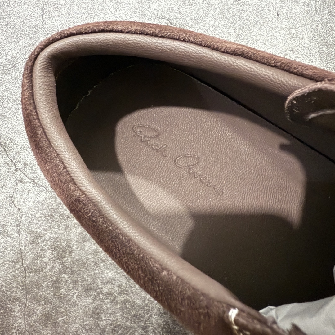 图片[6]-【莞顶渠道】瑞克 欧文斯Rick owens 主线 经典西瓜头 RO低帮棕色绒面 进口原料牛皮 莞产超级顶货 新配色陆续上架 产品只会越做越漂亮💯 鞋头采用原版一致工艺 又翘又歪的效果目前这个技术市面上的任何版本都达不到这个效果 私模开发 细节一步到位不敢说百分百💯保证有百分之98还原 慢工出细活 好的产品不怕晚 这次的开发针对艺术家 收藏家 高品质 的人群 水染粒面小牛皮材质，和针车间距都是极致还原！ 顶级头层的小牛皮，质感无敌，奢侈品的触感！ 定制品牌logo的拉链！超大一比一规格礼盒装，重达3斤以上，外加定制欧文斯保护盒！ 配有日文、英文，双语种配件卡片！细节诠释，一件不落。 鞋盒翻盖 三标，正面+底部都一一做到！虽然增加不了实质的成本，但是打磨产品的细节，再微小也会还原！ 尺码：35 36 37 38 39 40 41 42 43 44 45 46-选品中心