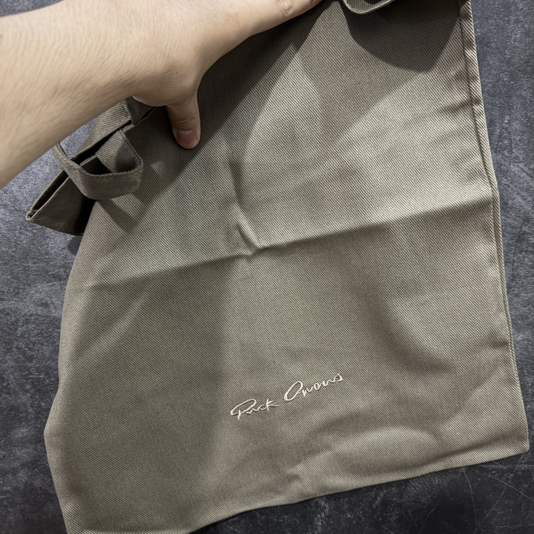 图片[9]-【莞顶渠道】瑞克 欧文斯Rick owens 主线 经典西瓜头 RO低帮棕色绒面 进口原料牛皮 莞产超级顶货 新配色陆续上架 产品只会越做越漂亮💯 鞋头采用原版一致工艺 又翘又歪的效果目前这个技术市面上的任何版本都达不到这个效果 私模开发 细节一步到位不敢说百分百💯保证有百分之98还原 慢工出细活 好的产品不怕晚 这次的开发针对艺术家 收藏家 高品质 的人群 水染粒面小牛皮材质，和针车间距都是极致还原！ 顶级头层的小牛皮，质感无敌，奢侈品的触感！ 定制品牌logo的拉链！超大一比一规格礼盒装，重达3斤以上，外加定制欧文斯保护盒！ 配有日文、英文，双语种配件卡片！细节诠释，一件不落。 鞋盒翻盖 三标，正面+底部都一一做到！虽然增加不了实质的成本，但是打磨产品的细节，再微小也会还原！ 尺码：35 36 37 38 39 40 41 42 43 44 45 46-选品中心