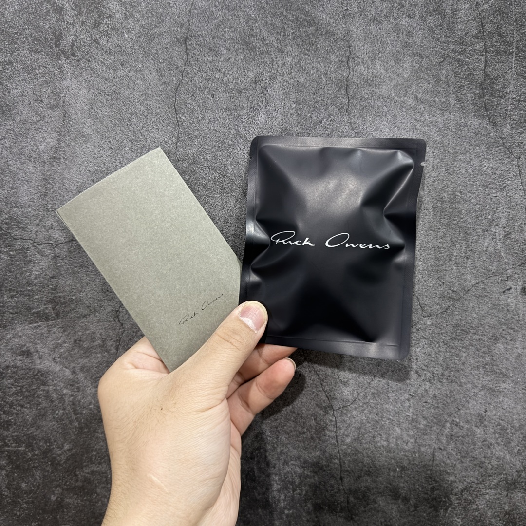 图片[8]-【莞顶渠道】瑞克 欧文斯Rick owens 主线 经典西瓜头 RO低帮棕色绒面 进口原料牛皮 莞产超级顶货 新配色陆续上架 产品只会越做越漂亮💯 鞋头采用原版一致工艺 又翘又歪的效果目前这个技术市面上的任何版本都达不到这个效果 私模开发 细节一步到位不敢说百分百💯保证有百分之98还原 慢工出细活 好的产品不怕晚 这次的开发针对艺术家 收藏家 高品质 的人群 水染粒面小牛皮材质，和针车间距都是极致还原！ 顶级头层的小牛皮，质感无敌，奢侈品的触感！ 定制品牌logo的拉链！超大一比一规格礼盒装，重达3斤以上，外加定制欧文斯保护盒！ 配有日文、英文，双语种配件卡片！细节诠释，一件不落。 鞋盒翻盖 三标，正面+底部都一一做到！虽然增加不了实质的成本，但是打磨产品的细节，再微小也会还原！ 尺码：35 36 37 38 39 40 41 42 43 44 45 46-选品中心