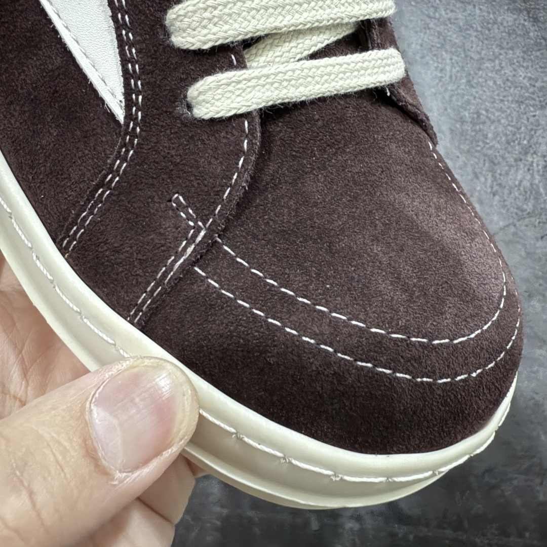 图片[4]-【莞顶渠道】瑞克 欧文斯Rick owens 主线 经典西瓜头 RO低帮棕色绒面 进口原料牛皮 莞产超级顶货 新配色陆续上架 产品只会越做越漂亮💯 鞋头采用原版一致工艺 又翘又歪的效果目前这个技术市面上的任何版本都达不到这个效果 私模开发 细节一步到位不敢说百分百💯保证有百分之98还原 慢工出细活 好的产品不怕晚 这次的开发针对艺术家 收藏家 高品质 的人群 水染粒面小牛皮材质，和针车间距都是极致还原！ 顶级头层的小牛皮，质感无敌，奢侈品的触感！ 定制品牌logo的拉链！超大一比一规格礼盒装，重达3斤以上，外加定制欧文斯保护盒！ 配有日文、英文，双语种配件卡片！细节诠释，一件不落。 鞋盒翻盖 三标，正面+底部都一一做到！虽然增加不了实质的成本，但是打磨产品的细节，再微小也会还原！ 尺码：35 36 37 38 39 40 41 42 43 44 45 46-选品中心
