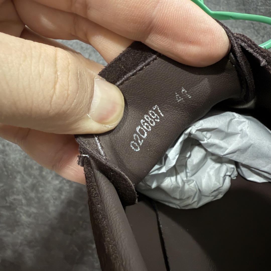 图片[5]-【莞顶渠道】瑞克 欧文斯Rick owens 主线 经典西瓜头 RO低帮棕色绒面 进口原料牛皮 莞产超级顶货 新配色陆续上架 产品只会越做越漂亮💯 鞋头采用原版一致工艺 又翘又歪的效果目前这个技术市面上的任何版本都达不到这个效果 私模开发 细节一步到位不敢说百分百💯保证有百分之98还原 慢工出细活 好的产品不怕晚 这次的开发针对艺术家 收藏家 高品质 的人群 水染粒面小牛皮材质，和针车间距都是极致还原！ 顶级头层的小牛皮，质感无敌，奢侈品的触感！ 定制品牌logo的拉链！超大一比一规格礼盒装，重达3斤以上，外加定制欧文斯保护盒！ 配有日文、英文，双语种配件卡片！细节诠释，一件不落。 鞋盒翻盖 三标，正面+底部都一一做到！虽然增加不了实质的成本，但是打磨产品的细节，再微小也会还原！ 尺码：35 36 37 38 39 40 41 42 43 44 45 46-选品中心