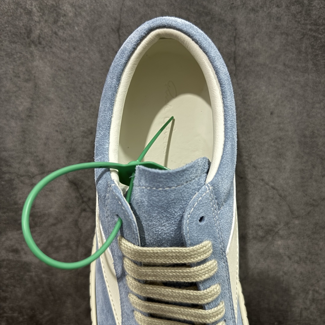 图片[8]-【莞顶渠道】瑞克 欧文斯Rick owens 主线 经典西瓜头 RO低帮蓝色绒面 进口原料牛皮 莞产超级顶货 新配色陆续上架 产品只会越做越漂亮💯 鞋头采用原版一致工艺 又翘又歪的效果目前这个技术市面上的任何版本都达不到这个效果 私模开发 细节一步到位不敢说百分百💯保证有百分之98还原 慢工出细活 好的产品不怕晚 这次的开发针对艺术家 收藏家 高品质 的人群 水染粒面小牛皮材质，和针车间距都是极致还原！ 顶级头层的小牛皮，质感无敌，奢侈品的触感！ 定制品牌logo的拉链！超大一比一规格礼盒装，重达3斤以上，外加定制欧文斯保护盒！ 配有日文、英文，双语种配件卡片！细节诠释，一件不落。 鞋盒翻盖 三标，正面+底部都一一做到！虽然增加不了实质的成本，但是打磨产品的细节，再微小也会还原！ 尺码：35 36 37 38 39 40 41 42 43 44 45 46-选品中心
