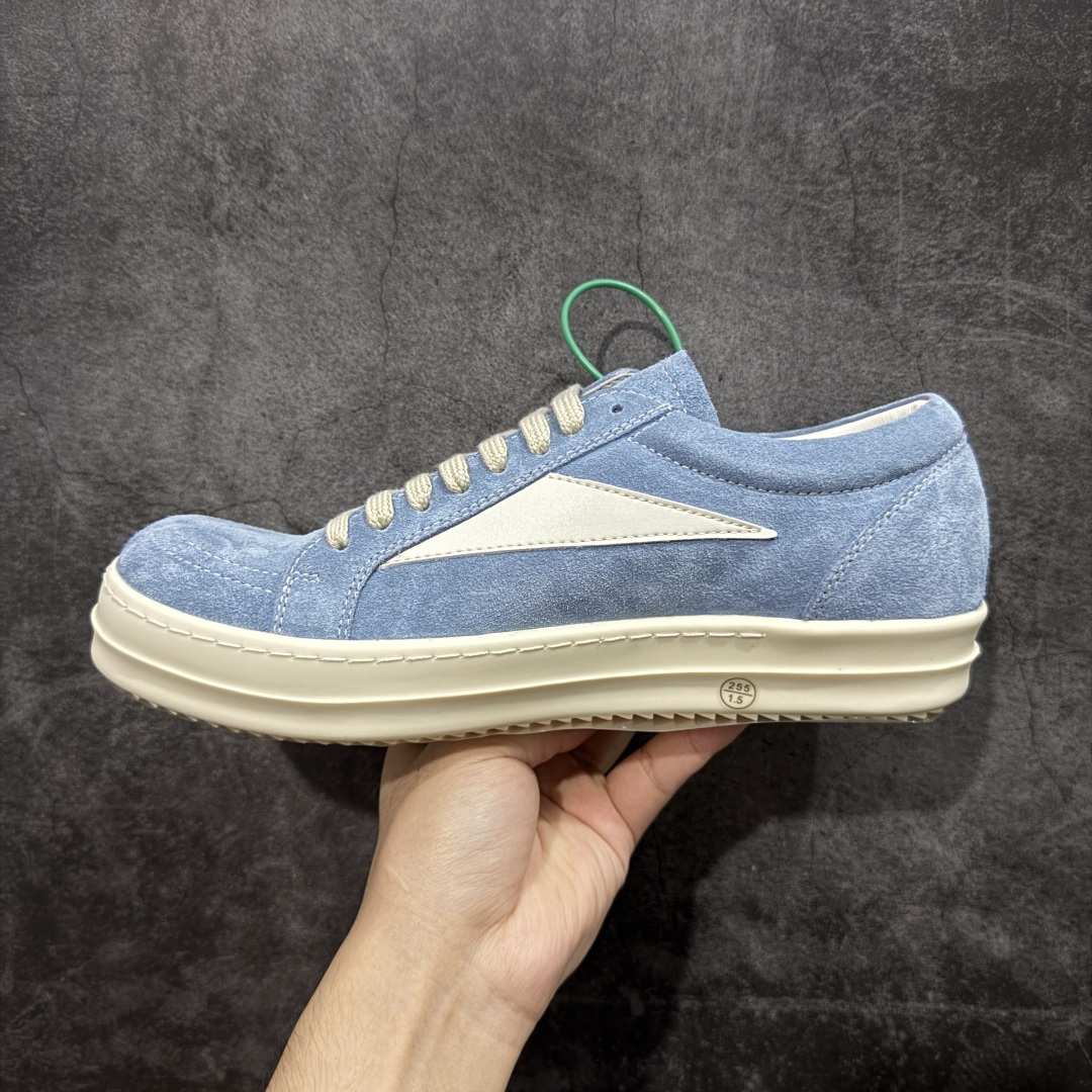 图片[2]-【莞顶渠道】瑞克 欧文斯Rick owens 主线 经典西瓜头 RO低帮蓝色绒面 进口原料牛皮 莞产超级顶货 新配色陆续上架 产品只会越做越漂亮💯 鞋头采用原版一致工艺 又翘又歪的效果目前这个技术市面上的任何版本都达不到这个效果 私模开发 细节一步到位不敢说百分百💯保证有百分之98还原 慢工出细活 好的产品不怕晚 这次的开发针对艺术家 收藏家 高品质 的人群 水染粒面小牛皮材质，和针车间距都是极致还原！ 顶级头层的小牛皮，质感无敌，奢侈品的触感！ 定制品牌logo的拉链！超大一比一规格礼盒装，重达3斤以上，外加定制欧文斯保护盒！ 配有日文、英文，双语种配件卡片！细节诠释，一件不落。 鞋盒翻盖 三标，正面+底部都一一做到！虽然增加不了实质的成本，但是打磨产品的细节，再微小也会还原！ 尺码：35 36 37 38 39 40 41 42 43 44 45 46-选品中心