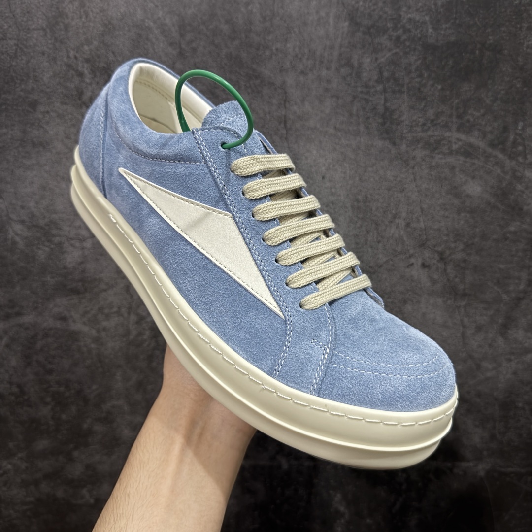 图片[3]-【莞顶渠道】瑞克 欧文斯Rick owens 主线 经典西瓜头 RO低帮蓝色绒面 进口原料牛皮 莞产超级顶货 新配色陆续上架 产品只会越做越漂亮💯 鞋头采用原版一致工艺 又翘又歪的效果目前这个技术市面上的任何版本都达不到这个效果 私模开发 细节一步到位不敢说百分百💯保证有百分之98还原 慢工出细活 好的产品不怕晚 这次的开发针对艺术家 收藏家 高品质 的人群 水染粒面小牛皮材质，和针车间距都是极致还原！ 顶级头层的小牛皮，质感无敌，奢侈品的触感！ 定制品牌logo的拉链！超大一比一规格礼盒装，重达3斤以上，外加定制欧文斯保护盒！ 配有日文、英文，双语种配件卡片！细节诠释，一件不落。 鞋盒翻盖 三标，正面+底部都一一做到！虽然增加不了实质的成本，但是打磨产品的细节，再微小也会还原！ 尺码：35 36 37 38 39 40 41 42 43 44 45 46-选品中心