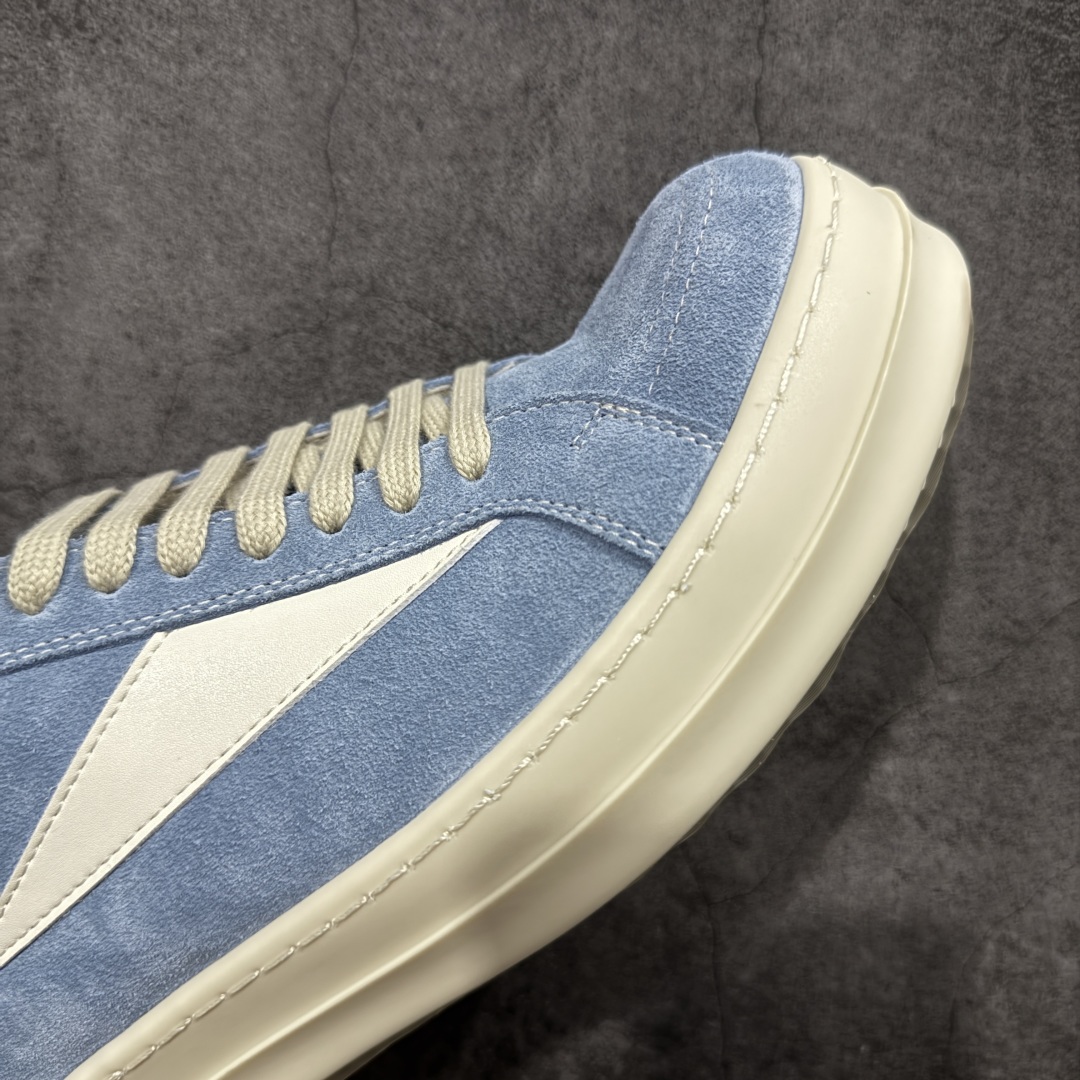 图片[6]-【莞顶渠道】瑞克 欧文斯Rick owens 主线 经典西瓜头 RO低帮蓝色绒面 进口原料牛皮 莞产超级顶货 新配色陆续上架 产品只会越做越漂亮💯 鞋头采用原版一致工艺 又翘又歪的效果目前这个技术市面上的任何版本都达不到这个效果 私模开发 细节一步到位不敢说百分百💯保证有百分之98还原 慢工出细活 好的产品不怕晚 这次的开发针对艺术家 收藏家 高品质 的人群 水染粒面小牛皮材质，和针车间距都是极致还原！ 顶级头层的小牛皮，质感无敌，奢侈品的触感！ 定制品牌logo的拉链！超大一比一规格礼盒装，重达3斤以上，外加定制欧文斯保护盒！ 配有日文、英文，双语种配件卡片！细节诠释，一件不落。 鞋盒翻盖 三标，正面+底部都一一做到！虽然增加不了实质的成本，但是打磨产品的细节，再微小也会还原！ 尺码：35 36 37 38 39 40 41 42 43 44 45 46-选品中心