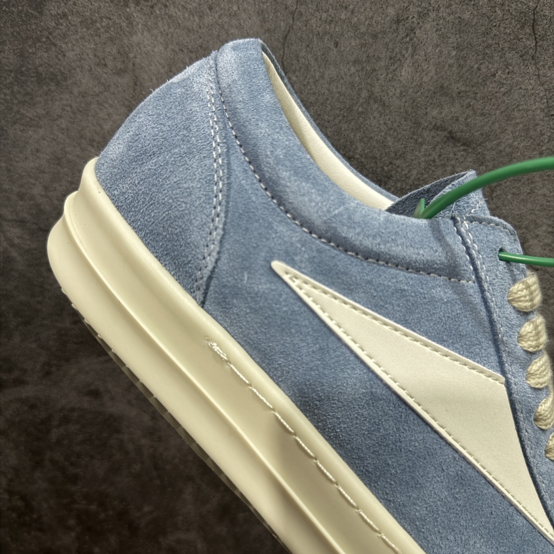 图片[7]-【莞顶渠道】瑞克 欧文斯Rick owens 主线 经典西瓜头 RO低帮蓝色绒面 进口原料牛皮 莞产超级顶货 新配色陆续上架 产品只会越做越漂亮💯 鞋头采用原版一致工艺 又翘又歪的效果目前这个技术市面上的任何版本都达不到这个效果 私模开发 细节一步到位不敢说百分百💯保证有百分之98还原 慢工出细活 好的产品不怕晚 这次的开发针对艺术家 收藏家 高品质 的人群 水染粒面小牛皮材质，和针车间距都是极致还原！ 顶级头层的小牛皮，质感无敌，奢侈品的触感！ 定制品牌logo的拉链！超大一比一规格礼盒装，重达3斤以上，外加定制欧文斯保护盒！ 配有日文、英文，双语种配件卡片！细节诠释，一件不落。 鞋盒翻盖 三标，正面+底部都一一做到！虽然增加不了实质的成本，但是打磨产品的细节，再微小也会还原！ 尺码：35 36 37 38 39 40 41 42 43 44 45 46-选品中心