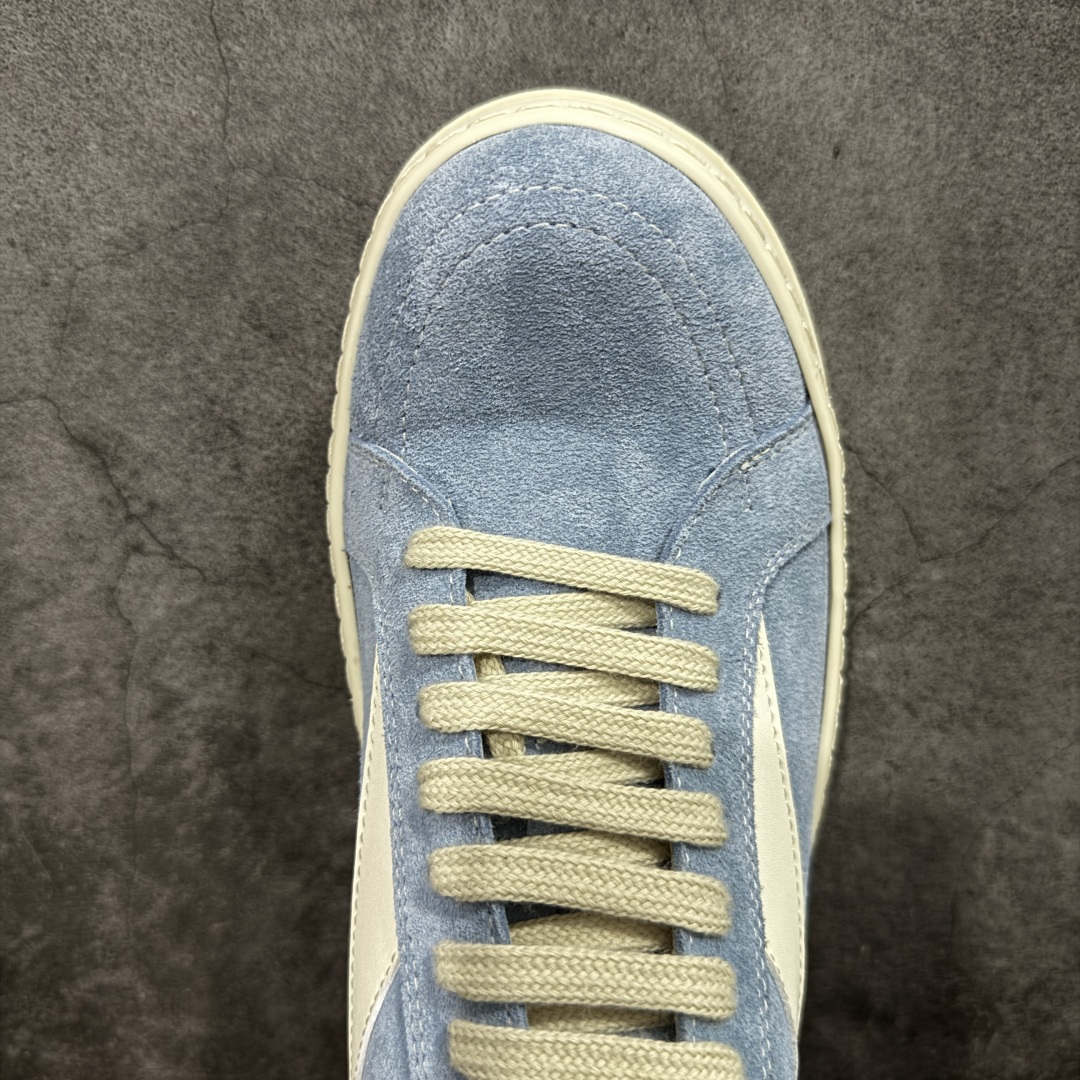 图片[5]-【莞顶渠道】瑞克 欧文斯Rick owens 主线 经典西瓜头 RO低帮蓝色绒面 进口原料牛皮 莞产超级顶货 新配色陆续上架 产品只会越做越漂亮💯 鞋头采用原版一致工艺 又翘又歪的效果目前这个技术市面上的任何版本都达不到这个效果 私模开发 细节一步到位不敢说百分百💯保证有百分之98还原 慢工出细活 好的产品不怕晚 这次的开发针对艺术家 收藏家 高品质 的人群 水染粒面小牛皮材质，和针车间距都是极致还原！ 顶级头层的小牛皮，质感无敌，奢侈品的触感！ 定制品牌logo的拉链！超大一比一规格礼盒装，重达3斤以上，外加定制欧文斯保护盒！ 配有日文、英文，双语种配件卡片！细节诠释，一件不落。 鞋盒翻盖 三标，正面+底部都一一做到！虽然增加不了实质的成本，但是打磨产品的细节，再微小也会还原！ 尺码：35 36 37 38 39 40 41 42 43 44 45 46-选品中心