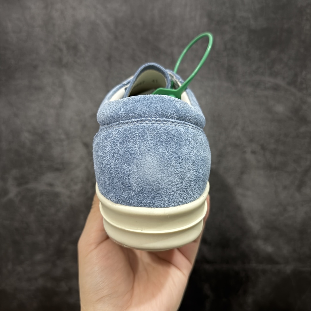 图片[4]-【莞顶渠道】瑞克 欧文斯Rick owens 主线 经典西瓜头 RO低帮蓝色绒面 进口原料牛皮 莞产超级顶货 新配色陆续上架 产品只会越做越漂亮💯 鞋头采用原版一致工艺 又翘又歪的效果目前这个技术市面上的任何版本都达不到这个效果 私模开发 细节一步到位不敢说百分百💯保证有百分之98还原 慢工出细活 好的产品不怕晚 这次的开发针对艺术家 收藏家 高品质 的人群 水染粒面小牛皮材质，和针车间距都是极致还原！ 顶级头层的小牛皮，质感无敌，奢侈品的触感！ 定制品牌logo的拉链！超大一比一规格礼盒装，重达3斤以上，外加定制欧文斯保护盒！ 配有日文、英文，双语种配件卡片！细节诠释，一件不落。 鞋盒翻盖 三标，正面+底部都一一做到！虽然增加不了实质的成本，但是打磨产品的细节，再微小也会还原！ 尺码：35 36 37 38 39 40 41 42 43 44 45 46-选品中心