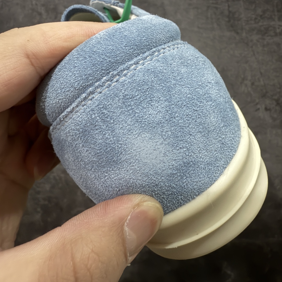 图片[2]-【莞顶渠道】瑞克 欧文斯Rick owens 主线 经典西瓜头 RO低帮蓝色绒面 进口原料牛皮 莞产超级顶货 新配色陆续上架 产品只会越做越漂亮💯 鞋头采用原版一致工艺 又翘又歪的效果目前这个技术市面上的任何版本都达不到这个效果 私模开发 细节一步到位不敢说百分百💯保证有百分之98还原 慢工出细活 好的产品不怕晚 这次的开发针对艺术家 收藏家 高品质 的人群 水染粒面小牛皮材质，和针车间距都是极致还原！ 顶级头层的小牛皮，质感无敌，奢侈品的触感！ 定制品牌logo的拉链！超大一比一规格礼盒装，重达3斤以上，外加定制欧文斯保护盒！ 配有日文、英文，双语种配件卡片！细节诠释，一件不落。 鞋盒翻盖 三标，正面+底部都一一做到！虽然增加不了实质的成本，但是打磨产品的细节，再微小也会还原！ 尺码：35 36 37 38 39 40 41 42 43 44 45 46-选品中心