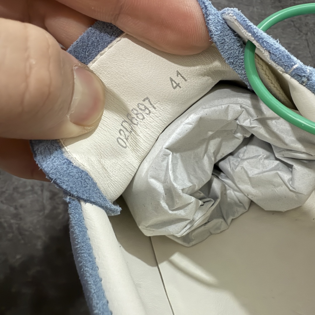 图片[5]-【莞顶渠道】瑞克 欧文斯Rick owens 主线 经典西瓜头 RO低帮蓝色绒面 进口原料牛皮 莞产超级顶货 新配色陆续上架 产品只会越做越漂亮💯 鞋头采用原版一致工艺 又翘又歪的效果目前这个技术市面上的任何版本都达不到这个效果 私模开发 细节一步到位不敢说百分百💯保证有百分之98还原 慢工出细活 好的产品不怕晚 这次的开发针对艺术家 收藏家 高品质 的人群 水染粒面小牛皮材质，和针车间距都是极致还原！ 顶级头层的小牛皮，质感无敌，奢侈品的触感！ 定制品牌logo的拉链！超大一比一规格礼盒装，重达3斤以上，外加定制欧文斯保护盒！ 配有日文、英文，双语种配件卡片！细节诠释，一件不落。 鞋盒翻盖 三标，正面+底部都一一做到！虽然增加不了实质的成本，但是打磨产品的细节，再微小也会还原！ 尺码：35 36 37 38 39 40 41 42 43 44 45 46-选品中心