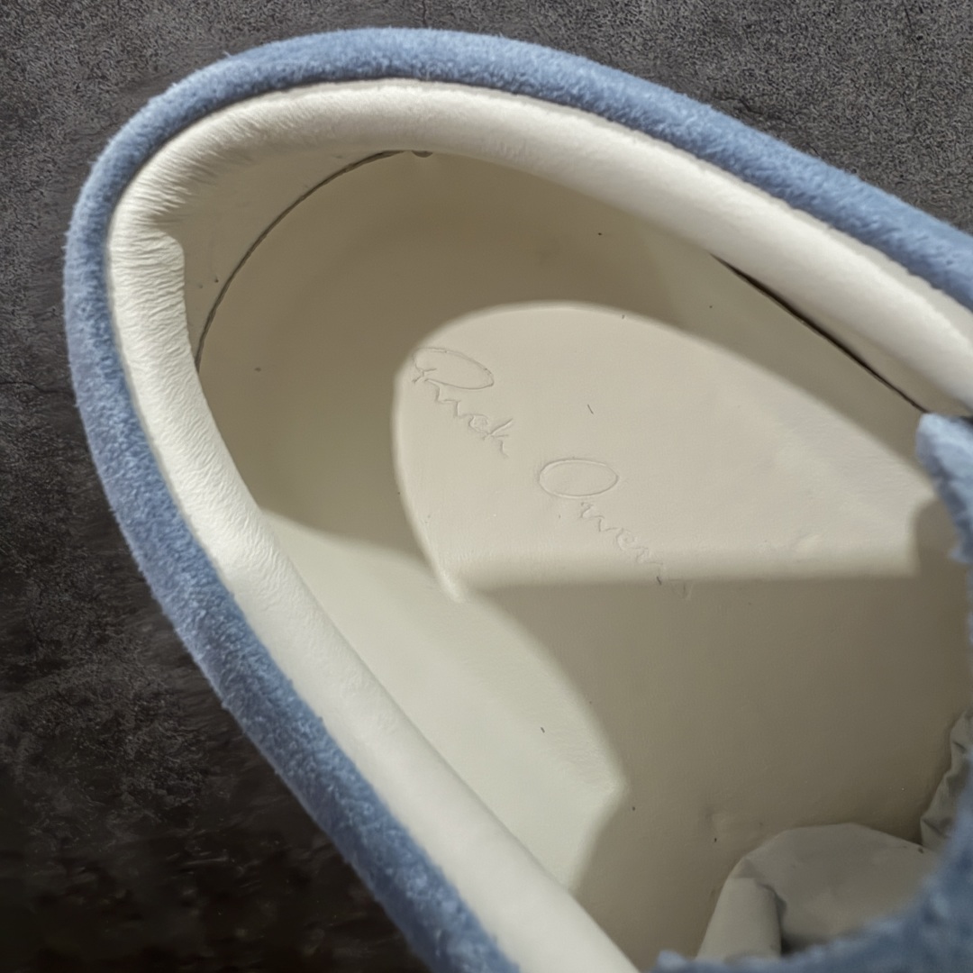 图片[6]-【莞顶渠道】瑞克 欧文斯Rick owens 主线 经典西瓜头 RO低帮蓝色绒面 进口原料牛皮 莞产超级顶货 新配色陆续上架 产品只会越做越漂亮💯 鞋头采用原版一致工艺 又翘又歪的效果目前这个技术市面上的任何版本都达不到这个效果 私模开发 细节一步到位不敢说百分百💯保证有百分之98还原 慢工出细活 好的产品不怕晚 这次的开发针对艺术家 收藏家 高品质 的人群 水染粒面小牛皮材质，和针车间距都是极致还原！ 顶级头层的小牛皮，质感无敌，奢侈品的触感！ 定制品牌logo的拉链！超大一比一规格礼盒装，重达3斤以上，外加定制欧文斯保护盒！ 配有日文、英文，双语种配件卡片！细节诠释，一件不落。 鞋盒翻盖 三标，正面+底部都一一做到！虽然增加不了实质的成本，但是打磨产品的细节，再微小也会还原！ 尺码：35 36 37 38 39 40 41 42 43 44 45 46-选品中心