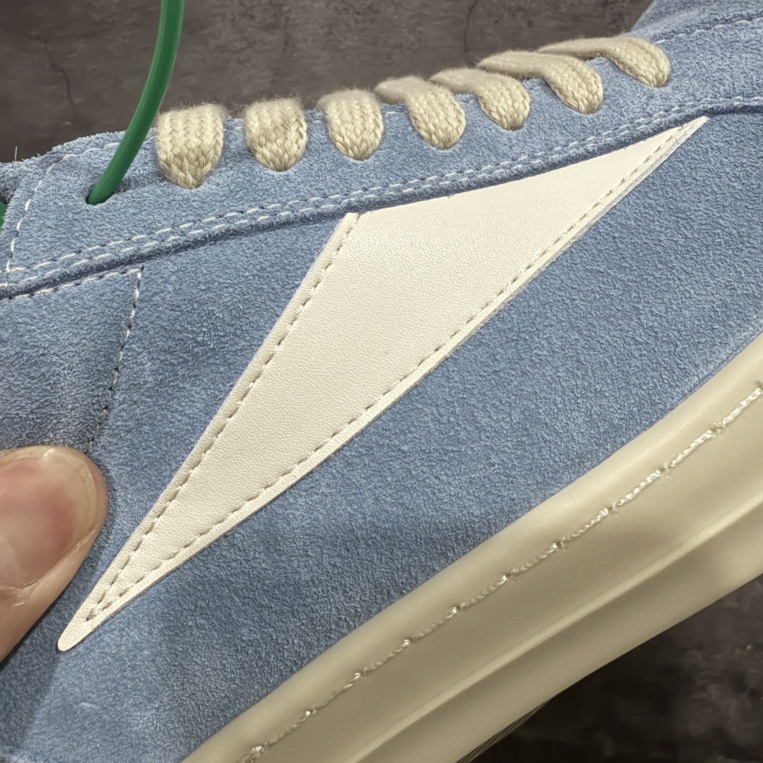 图片[3]-【莞顶渠道】瑞克 欧文斯Rick owens 主线 经典西瓜头 RO低帮蓝色绒面 进口原料牛皮 莞产超级顶货 新配色陆续上架 产品只会越做越漂亮💯 鞋头采用原版一致工艺 又翘又歪的效果目前这个技术市面上的任何版本都达不到这个效果 私模开发 细节一步到位不敢说百分百💯保证有百分之98还原 慢工出细活 好的产品不怕晚 这次的开发针对艺术家 收藏家 高品质 的人群 水染粒面小牛皮材质，和针车间距都是极致还原！ 顶级头层的小牛皮，质感无敌，奢侈品的触感！ 定制品牌logo的拉链！超大一比一规格礼盒装，重达3斤以上，外加定制欧文斯保护盒！ 配有日文、英文，双语种配件卡片！细节诠释，一件不落。 鞋盒翻盖 三标，正面+底部都一一做到！虽然增加不了实质的成本，但是打磨产品的细节，再微小也会还原！ 尺码：35 36 37 38 39 40 41 42 43 44 45 46-选品中心