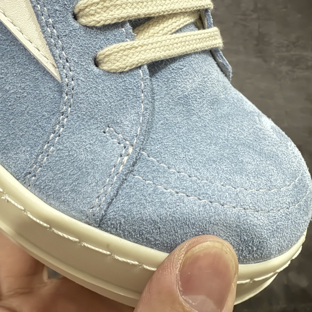 图片[4]-【莞顶渠道】瑞克 欧文斯Rick owens 主线 经典西瓜头 RO低帮蓝色绒面 进口原料牛皮 莞产超级顶货 新配色陆续上架 产品只会越做越漂亮💯 鞋头采用原版一致工艺 又翘又歪的效果目前这个技术市面上的任何版本都达不到这个效果 私模开发 细节一步到位不敢说百分百💯保证有百分之98还原 慢工出细活 好的产品不怕晚 这次的开发针对艺术家 收藏家 高品质 的人群 水染粒面小牛皮材质，和针车间距都是极致还原！ 顶级头层的小牛皮，质感无敌，奢侈品的触感！ 定制品牌logo的拉链！超大一比一规格礼盒装，重达3斤以上，外加定制欧文斯保护盒！ 配有日文、英文，双语种配件卡片！细节诠释，一件不落。 鞋盒翻盖 三标，正面+底部都一一做到！虽然增加不了实质的成本，但是打磨产品的细节，再微小也会还原！ 尺码：35 36 37 38 39 40 41 42 43 44 45 46-选品中心