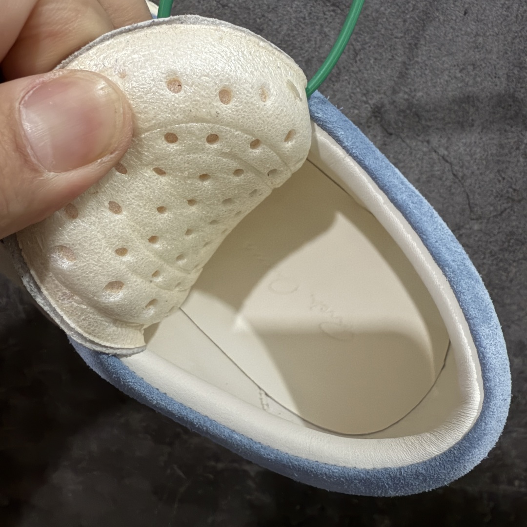 图片[7]-【莞顶渠道】瑞克 欧文斯Rick owens 主线 经典西瓜头 RO低帮蓝色绒面 进口原料牛皮 莞产超级顶货 新配色陆续上架 产品只会越做越漂亮💯 鞋头采用原版一致工艺 又翘又歪的效果目前这个技术市面上的任何版本都达不到这个效果 私模开发 细节一步到位不敢说百分百💯保证有百分之98还原 慢工出细活 好的产品不怕晚 这次的开发针对艺术家 收藏家 高品质 的人群 水染粒面小牛皮材质，和针车间距都是极致还原！ 顶级头层的小牛皮，质感无敌，奢侈品的触感！ 定制品牌logo的拉链！超大一比一规格礼盒装，重达3斤以上，外加定制欧文斯保护盒！ 配有日文、英文，双语种配件卡片！细节诠释，一件不落。 鞋盒翻盖 三标，正面+底部都一一做到！虽然增加不了实质的成本，但是打磨产品的细节，再微小也会还原！ 尺码：35 36 37 38 39 40 41 42 43 44 45 46-选品中心