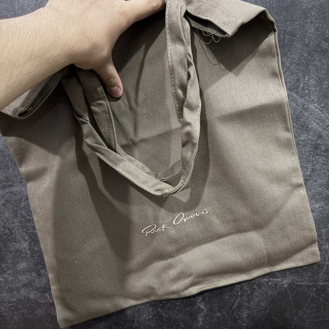 图片[9]-【莞顶渠道】瑞克 欧文斯Rick owens 主线 经典西瓜头 RO低帮蓝色绒面 进口原料牛皮 莞产超级顶货 新配色陆续上架 产品只会越做越漂亮💯 鞋头采用原版一致工艺 又翘又歪的效果目前这个技术市面上的任何版本都达不到这个效果 私模开发 细节一步到位不敢说百分百💯保证有百分之98还原 慢工出细活 好的产品不怕晚 这次的开发针对艺术家 收藏家 高品质 的人群 水染粒面小牛皮材质，和针车间距都是极致还原！ 顶级头层的小牛皮，质感无敌，奢侈品的触感！ 定制品牌logo的拉链！超大一比一规格礼盒装，重达3斤以上，外加定制欧文斯保护盒！ 配有日文、英文，双语种配件卡片！细节诠释，一件不落。 鞋盒翻盖 三标，正面+底部都一一做到！虽然增加不了实质的成本，但是打磨产品的细节，再微小也会还原！ 尺码：35 36 37 38 39 40 41 42 43 44 45 46-选品中心