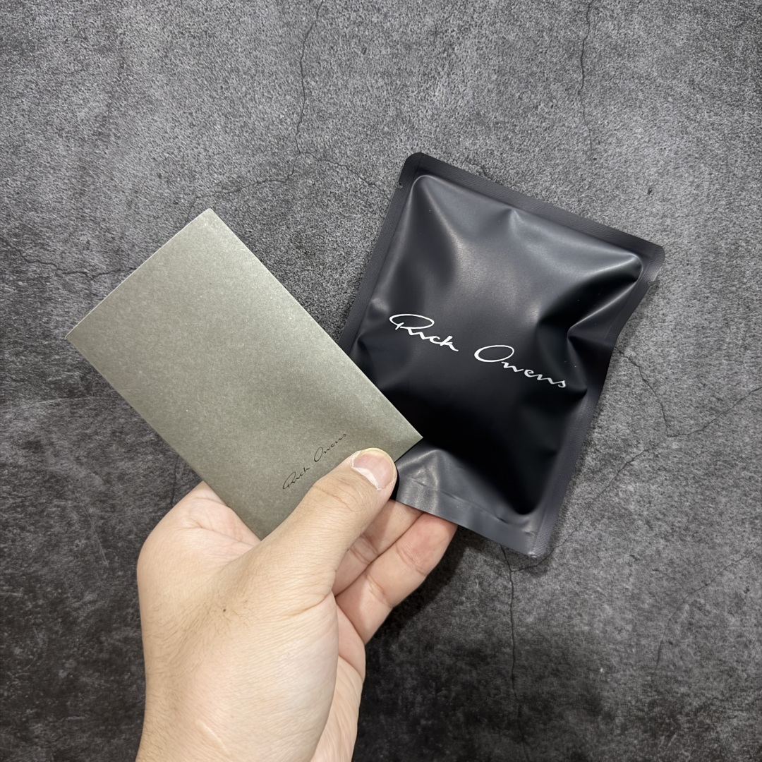 图片[8]-【莞顶渠道】瑞克 欧文斯Rick owens 主线 经典西瓜头 RO低帮蓝色绒面 进口原料牛皮 莞产超级顶货 新配色陆续上架 产品只会越做越漂亮💯 鞋头采用原版一致工艺 又翘又歪的效果目前这个技术市面上的任何版本都达不到这个效果 私模开发 细节一步到位不敢说百分百💯保证有百分之98还原 慢工出细活 好的产品不怕晚 这次的开发针对艺术家 收藏家 高品质 的人群 水染粒面小牛皮材质，和针车间距都是极致还原！ 顶级头层的小牛皮，质感无敌，奢侈品的触感！ 定制品牌logo的拉链！超大一比一规格礼盒装，重达3斤以上，外加定制欧文斯保护盒！ 配有日文、英文，双语种配件卡片！细节诠释，一件不落。 鞋盒翻盖 三标，正面+底部都一一做到！虽然增加不了实质的成本，但是打磨产品的细节，再微小也会还原！ 尺码：35 36 37 38 39 40 41 42 43 44 45 46-选品中心