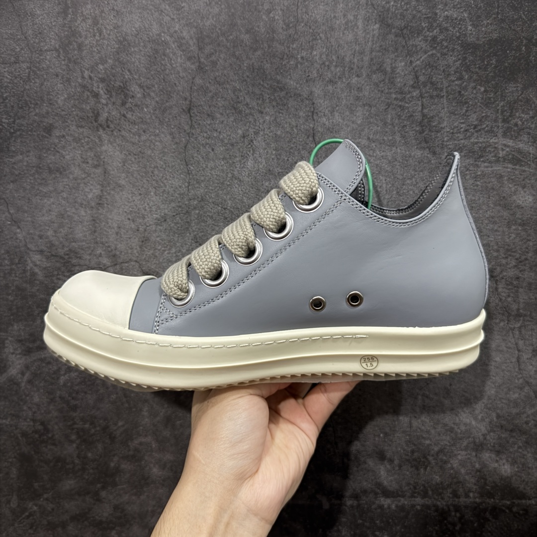 图片[2]-【莞顶渠道】瑞克 欧文斯Rick owens 主线 经典西瓜头 RO低帮蓝色皮面粗绑带 进口原料牛皮 莞产超级顶货 新配色陆续上架 产品只会越做越漂亮💯 鞋头采用原版一致工艺 又翘又歪的效果目前这个技术市面上的任何版本都达不到这个效果 私模开发 细节一步到位不敢说百分百💯保证有百分之98还原 慢工出细活 好的产品不怕晚 这次的开发针对艺术家 收藏家 高品质 的人群 水染粒面小牛皮材质，和针车间距都是极致还原！ 顶级头层的小牛皮，质感无敌，奢侈品的触感！ 定制品牌logo的拉链！超大一比一规格礼盒装，重达3斤以上，外加定制欧文斯保护盒！ 配有日文、英文，双语种配件卡片！细节诠释，一件不落。 鞋盒翻盖 三标，正面+底部都一一做到！虽然增加不了实质的成本，但是打磨产品的细节，再微小也会还原！ 尺码：35 36 37 38 39 40 41 42 43 44 45 46-选品中心