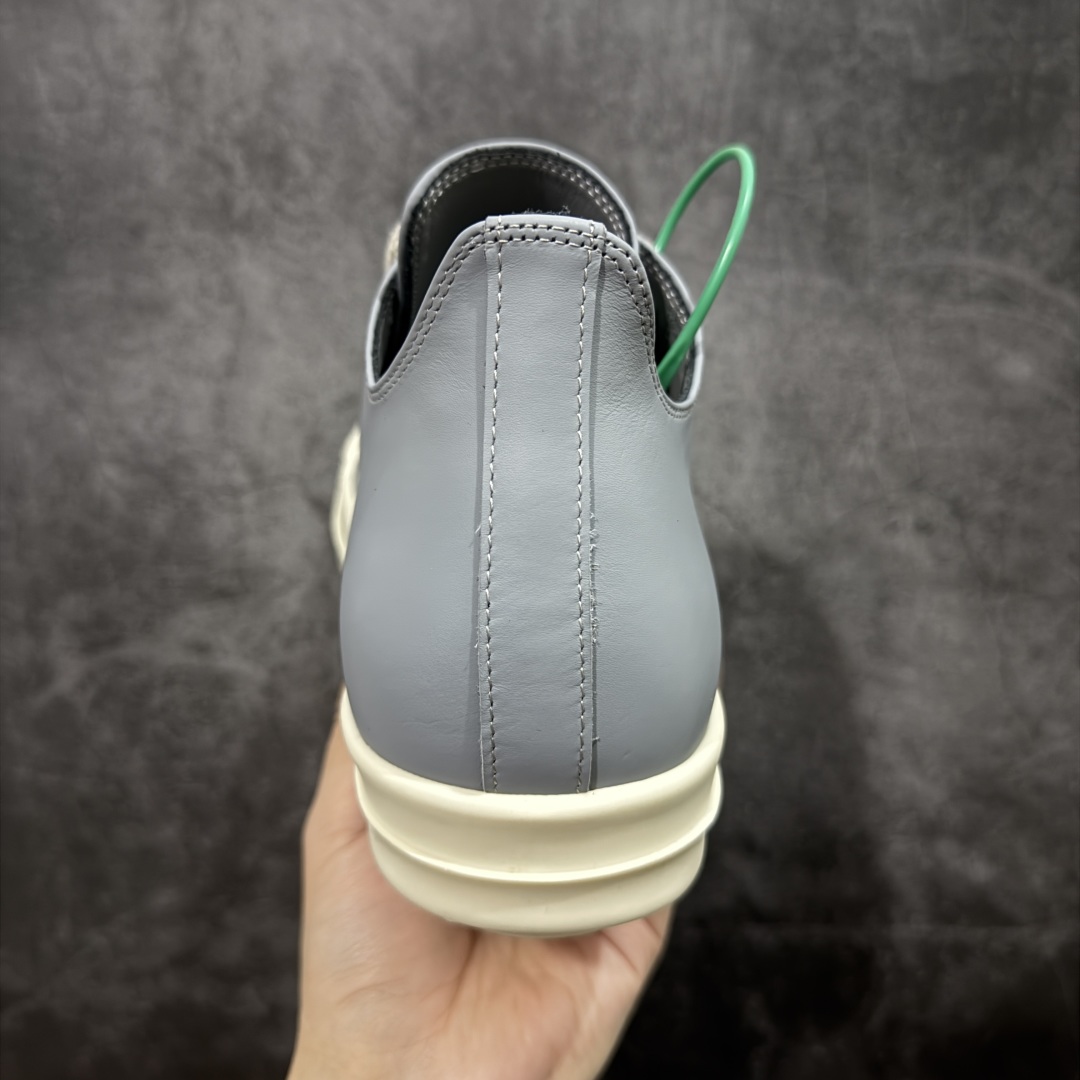 图片[4]-【莞顶渠道】瑞克 欧文斯Rick owens 主线 经典西瓜头 RO低帮蓝色皮面粗绑带 进口原料牛皮 莞产超级顶货 新配色陆续上架 产品只会越做越漂亮💯 鞋头采用原版一致工艺 又翘又歪的效果目前这个技术市面上的任何版本都达不到这个效果 私模开发 细节一步到位不敢说百分百💯保证有百分之98还原 慢工出细活 好的产品不怕晚 这次的开发针对艺术家 收藏家 高品质 的人群 水染粒面小牛皮材质，和针车间距都是极致还原！ 顶级头层的小牛皮，质感无敌，奢侈品的触感！ 定制品牌logo的拉链！超大一比一规格礼盒装，重达3斤以上，外加定制欧文斯保护盒！ 配有日文、英文，双语种配件卡片！细节诠释，一件不落。 鞋盒翻盖 三标，正面+底部都一一做到！虽然增加不了实质的成本，但是打磨产品的细节，再微小也会还原！ 尺码：35 36 37 38 39 40 41 42 43 44 45 46-选品中心