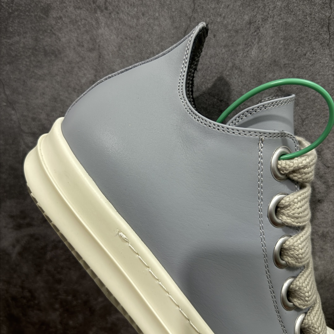 图片[7]-【莞顶渠道】瑞克 欧文斯Rick owens 主线 经典西瓜头 RO低帮蓝色皮面粗绑带 进口原料牛皮 莞产超级顶货 新配色陆续上架 产品只会越做越漂亮💯 鞋头采用原版一致工艺 又翘又歪的效果目前这个技术市面上的任何版本都达不到这个效果 私模开发 细节一步到位不敢说百分百💯保证有百分之98还原 慢工出细活 好的产品不怕晚 这次的开发针对艺术家 收藏家 高品质 的人群 水染粒面小牛皮材质，和针车间距都是极致还原！ 顶级头层的小牛皮，质感无敌，奢侈品的触感！ 定制品牌logo的拉链！超大一比一规格礼盒装，重达3斤以上，外加定制欧文斯保护盒！ 配有日文、英文，双语种配件卡片！细节诠释，一件不落。 鞋盒翻盖 三标，正面+底部都一一做到！虽然增加不了实质的成本，但是打磨产品的细节，再微小也会还原！ 尺码：35 36 37 38 39 40 41 42 43 44 45 46-选品中心