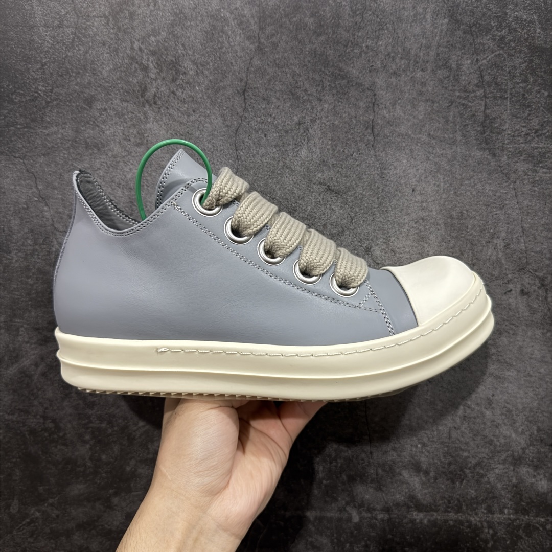 【莞顶渠道】瑞克 欧文斯Rick owens 主线 经典西瓜头 RO低帮蓝色皮面粗绑带 进口原料牛皮 莞产超级顶货 新配色陆续上架 产品只会越做越漂亮💯 鞋头采用原版一致工艺 又翘又歪的效果目前这个技术市面上的任何版本都达不到这个效果 私模开发 细节一步到位不敢说百分百💯保证有百分之98还原 慢工出细活 好的产品不怕晚 这次的开发针对艺术家 收藏家 高品质 的人群 水染粒面小牛皮材质,和针车间距都是极致还原! 顶级头层的小牛皮,质感无敌,奢侈品的触感! 定制品牌logo的拉链!超大一比一规格礼盒装,重达3斤以上,外加定制欧文斯保护盒! 配有日文、英文,双语种配件卡片!细节诠释,一件不落。 鞋盒翻盖 三标,正面+底部都一一做到!虽然增加不了实质的成本,但是打磨产品的细节,再微小也会还原! 尺码:35 36 37 38 39 40 41 42 43 44 45 46-选品中心