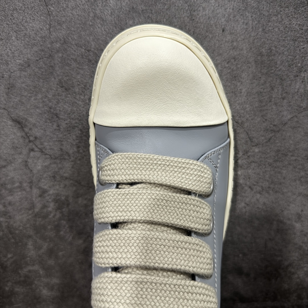 图片[5]-【莞顶渠道】瑞克 欧文斯Rick owens 主线 经典西瓜头 RO低帮蓝色皮面粗绑带 进口原料牛皮 莞产超级顶货 新配色陆续上架 产品只会越做越漂亮💯 鞋头采用原版一致工艺 又翘又歪的效果目前这个技术市面上的任何版本都达不到这个效果 私模开发 细节一步到位不敢说百分百💯保证有百分之98还原 慢工出细活 好的产品不怕晚 这次的开发针对艺术家 收藏家 高品质 的人群 水染粒面小牛皮材质，和针车间距都是极致还原！ 顶级头层的小牛皮，质感无敌，奢侈品的触感！ 定制品牌logo的拉链！超大一比一规格礼盒装，重达3斤以上，外加定制欧文斯保护盒！ 配有日文、英文，双语种配件卡片！细节诠释，一件不落。 鞋盒翻盖 三标，正面+底部都一一做到！虽然增加不了实质的成本，但是打磨产品的细节，再微小也会还原！ 尺码：35 36 37 38 39 40 41 42 43 44 45 46-选品中心