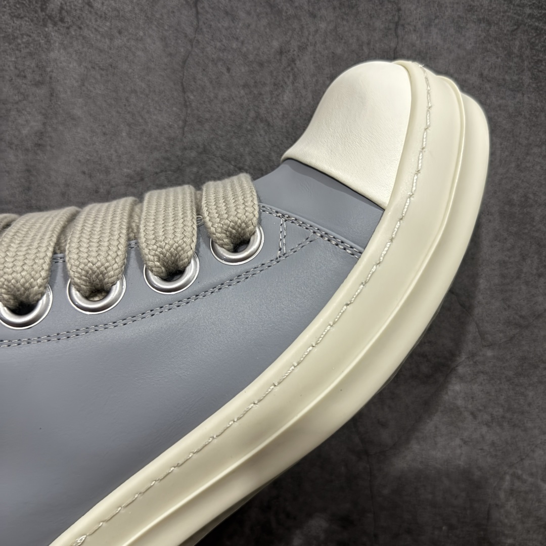 图片[6]-【莞顶渠道】瑞克 欧文斯Rick owens 主线 经典西瓜头 RO低帮蓝色皮面粗绑带 进口原料牛皮 莞产超级顶货 新配色陆续上架 产品只会越做越漂亮💯 鞋头采用原版一致工艺 又翘又歪的效果目前这个技术市面上的任何版本都达不到这个效果 私模开发 细节一步到位不敢说百分百💯保证有百分之98还原 慢工出细活 好的产品不怕晚 这次的开发针对艺术家 收藏家 高品质 的人群 水染粒面小牛皮材质，和针车间距都是极致还原！ 顶级头层的小牛皮，质感无敌，奢侈品的触感！ 定制品牌logo的拉链！超大一比一规格礼盒装，重达3斤以上，外加定制欧文斯保护盒！ 配有日文、英文，双语种配件卡片！细节诠释，一件不落。 鞋盒翻盖 三标，正面+底部都一一做到！虽然增加不了实质的成本，但是打磨产品的细节，再微小也会还原！ 尺码：35 36 37 38 39 40 41 42 43 44 45 46-选品中心