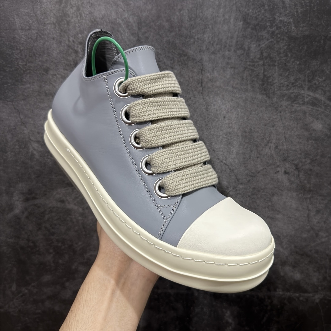 图片[3]-【莞顶渠道】瑞克 欧文斯Rick owens 主线 经典西瓜头 RO低帮蓝色皮面粗绑带 进口原料牛皮 莞产超级顶货 新配色陆续上架 产品只会越做越漂亮💯 鞋头采用原版一致工艺 又翘又歪的效果目前这个技术市面上的任何版本都达不到这个效果 私模开发 细节一步到位不敢说百分百💯保证有百分之98还原 慢工出细活 好的产品不怕晚 这次的开发针对艺术家 收藏家 高品质 的人群 水染粒面小牛皮材质，和针车间距都是极致还原！ 顶级头层的小牛皮，质感无敌，奢侈品的触感！ 定制品牌logo的拉链！超大一比一规格礼盒装，重达3斤以上，外加定制欧文斯保护盒！ 配有日文、英文，双语种配件卡片！细节诠释，一件不落。 鞋盒翻盖 三标，正面+底部都一一做到！虽然增加不了实质的成本，但是打磨产品的细节，再微小也会还原！ 尺码：35 36 37 38 39 40 41 42 43 44 45 46-选品中心