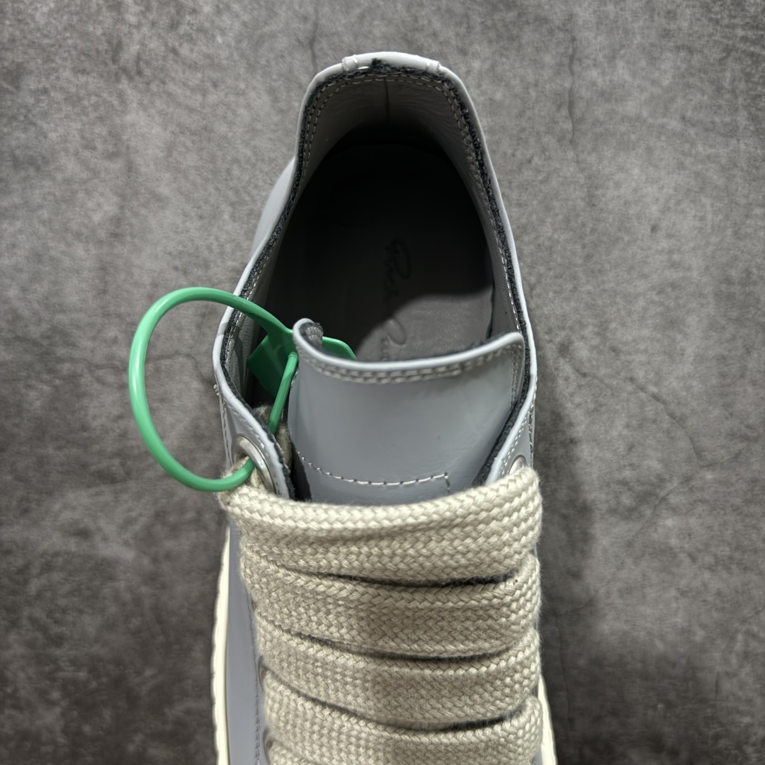 图片[8]-【莞顶渠道】瑞克 欧文斯Rick owens 主线 经典西瓜头 RO低帮蓝色皮面粗绑带 进口原料牛皮 莞产超级顶货 新配色陆续上架 产品只会越做越漂亮💯 鞋头采用原版一致工艺 又翘又歪的效果目前这个技术市面上的任何版本都达不到这个效果 私模开发 细节一步到位不敢说百分百💯保证有百分之98还原 慢工出细活 好的产品不怕晚 这次的开发针对艺术家 收藏家 高品质 的人群 水染粒面小牛皮材质，和针车间距都是极致还原！ 顶级头层的小牛皮，质感无敌，奢侈品的触感！ 定制品牌logo的拉链！超大一比一规格礼盒装，重达3斤以上，外加定制欧文斯保护盒！ 配有日文、英文，双语种配件卡片！细节诠释，一件不落。 鞋盒翻盖 三标，正面+底部都一一做到！虽然增加不了实质的成本，但是打磨产品的细节，再微小也会还原！ 尺码：35 36 37 38 39 40 41 42 43 44 45 46-选品中心