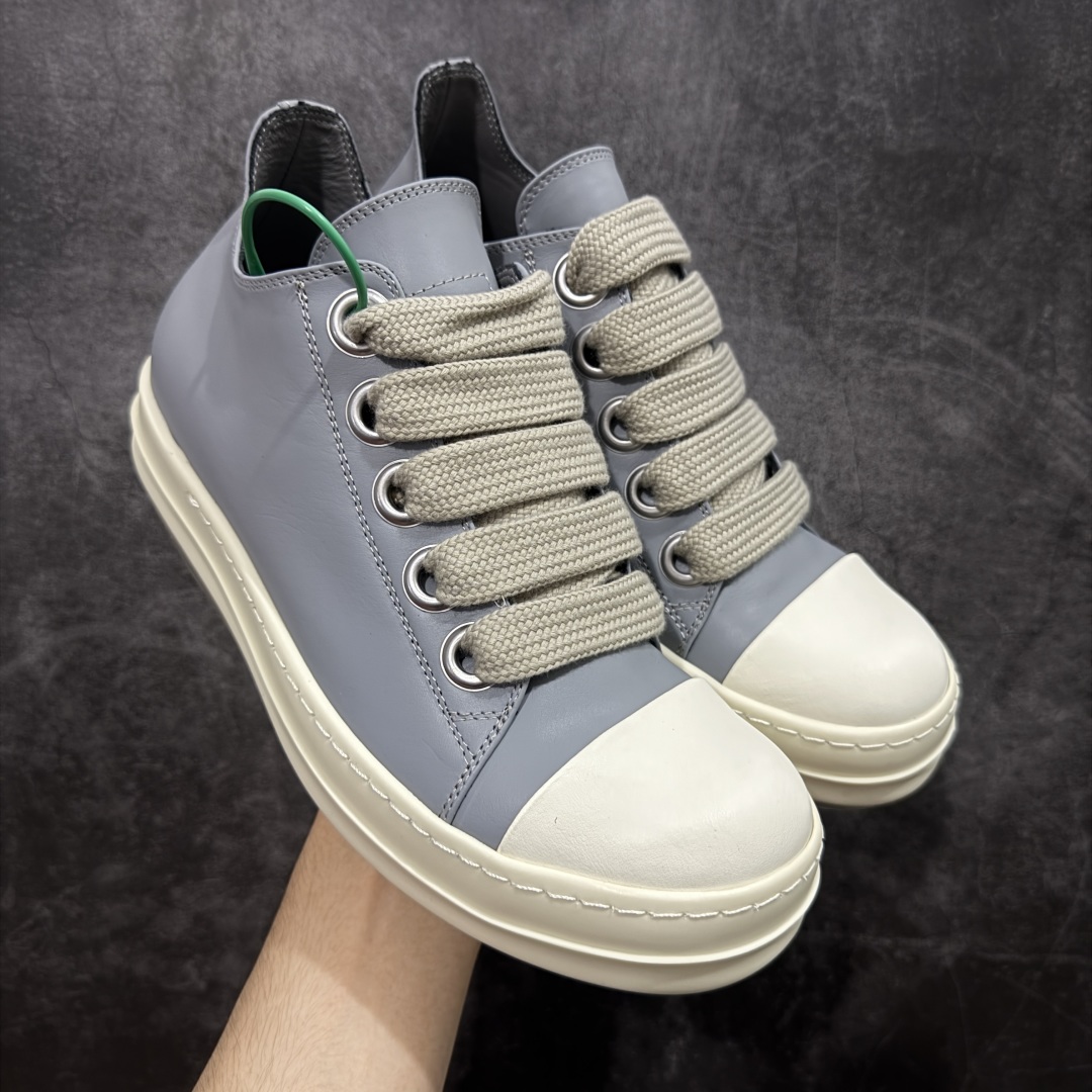 【莞顶渠道】瑞克 欧文斯Rick owens 主线 经典西瓜头 RO低帮蓝色皮面粗绑带 进口原料牛皮 莞产超级顶货 新配色陆续上架 产品只会越做越漂亮💯 鞋头采用原版一致工艺 又翘又歪的效果目前这个技术市面上的任何版本都达不到这个效果 私模开发 细节一步到位不敢说百分百💯保证有百分之98还原 慢工出细活 好的产品不怕晚 这次的开发针对艺术家 收藏家 高品质 的人群 水染粒面小牛皮材质,和针车间距都是极致还原! 顶级头层的小牛皮,质感无敌,奢侈品的触感! 定制品牌logo的拉链!超大一比一规格礼盒装,重达3斤以上,外加定制欧文斯保护盒! 配有日文、英文,双语种配件卡片!细节诠释,一件不落。 鞋盒翻盖 三标,正面+底部都一一做到!虽然增加不了实质的成本,但是打磨产品的细节,再微小也会还原! 尺码:35 36 37 38 39 40 41 42 43 44 45 46-选品中心