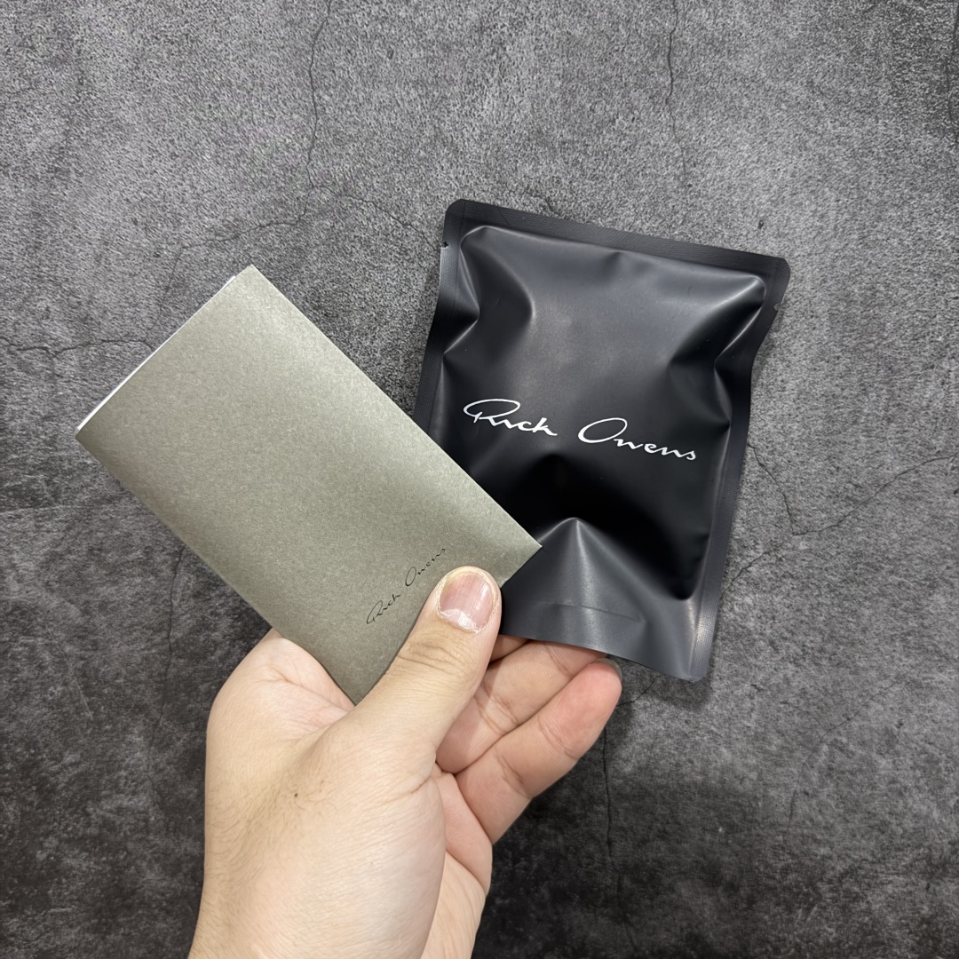 图片[8]-【莞顶渠道】瑞克 欧文斯Rick owens 主线 经典西瓜头 RO低帮蓝色皮面粗绑带 进口原料牛皮 莞产超级顶货 新配色陆续上架 产品只会越做越漂亮💯 鞋头采用原版一致工艺 又翘又歪的效果目前这个技术市面上的任何版本都达不到这个效果 私模开发 细节一步到位不敢说百分百💯保证有百分之98还原 慢工出细活 好的产品不怕晚 这次的开发针对艺术家 收藏家 高品质 的人群 水染粒面小牛皮材质，和针车间距都是极致还原！ 顶级头层的小牛皮，质感无敌，奢侈品的触感！ 定制品牌logo的拉链！超大一比一规格礼盒装，重达3斤以上，外加定制欧文斯保护盒！ 配有日文、英文，双语种配件卡片！细节诠释，一件不落。 鞋盒翻盖 三标，正面+底部都一一做到！虽然增加不了实质的成本，但是打磨产品的细节，再微小也会还原！ 尺码：35 36 37 38 39 40 41 42 43 44 45 46-选品中心