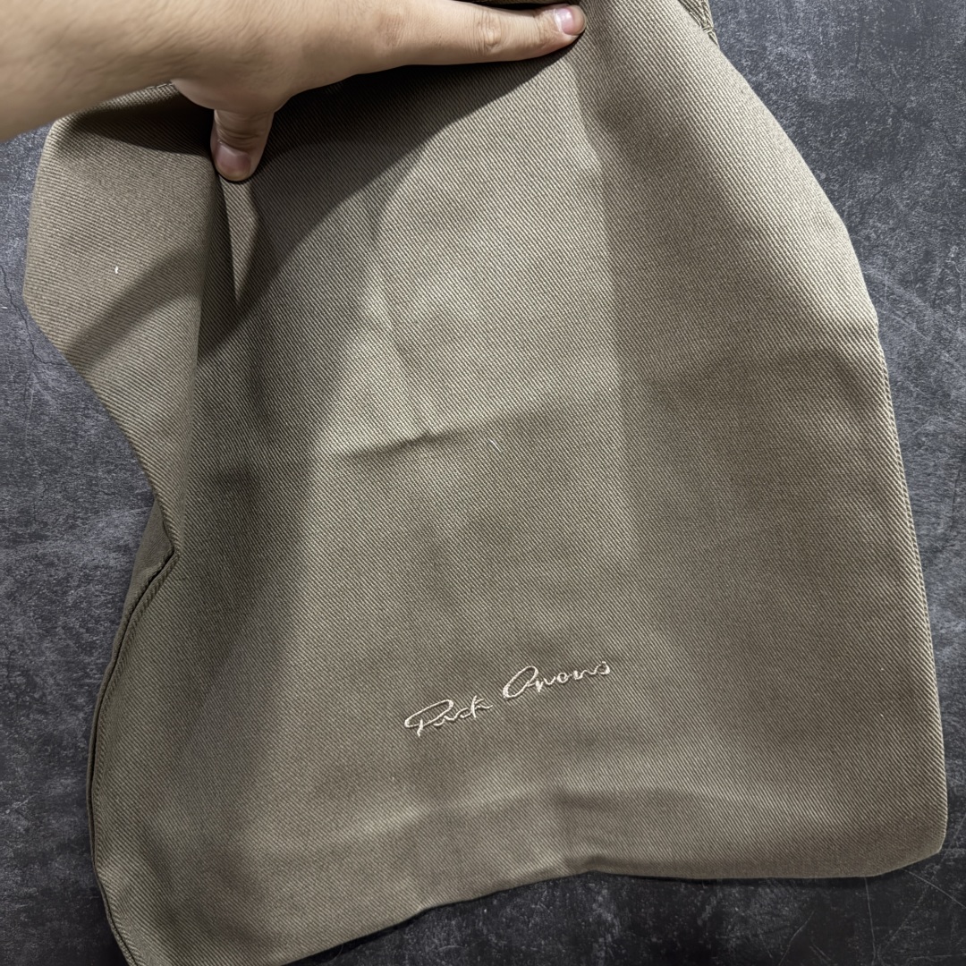 图片[9]-【莞顶渠道】瑞克 欧文斯Rick owens 主线 经典西瓜头 RO低帮蓝色皮面粗绑带 进口原料牛皮 莞产超级顶货 新配色陆续上架 产品只会越做越漂亮💯 鞋头采用原版一致工艺 又翘又歪的效果目前这个技术市面上的任何版本都达不到这个效果 私模开发 细节一步到位不敢说百分百💯保证有百分之98还原 慢工出细活 好的产品不怕晚 这次的开发针对艺术家 收藏家 高品质 的人群 水染粒面小牛皮材质，和针车间距都是极致还原！ 顶级头层的小牛皮，质感无敌，奢侈品的触感！ 定制品牌logo的拉链！超大一比一规格礼盒装，重达3斤以上，外加定制欧文斯保护盒！ 配有日文、英文，双语种配件卡片！细节诠释，一件不落。 鞋盒翻盖 三标，正面+底部都一一做到！虽然增加不了实质的成本，但是打磨产品的细节，再微小也会还原！ 尺码：35 36 37 38 39 40 41 42 43 44 45 46-选品中心