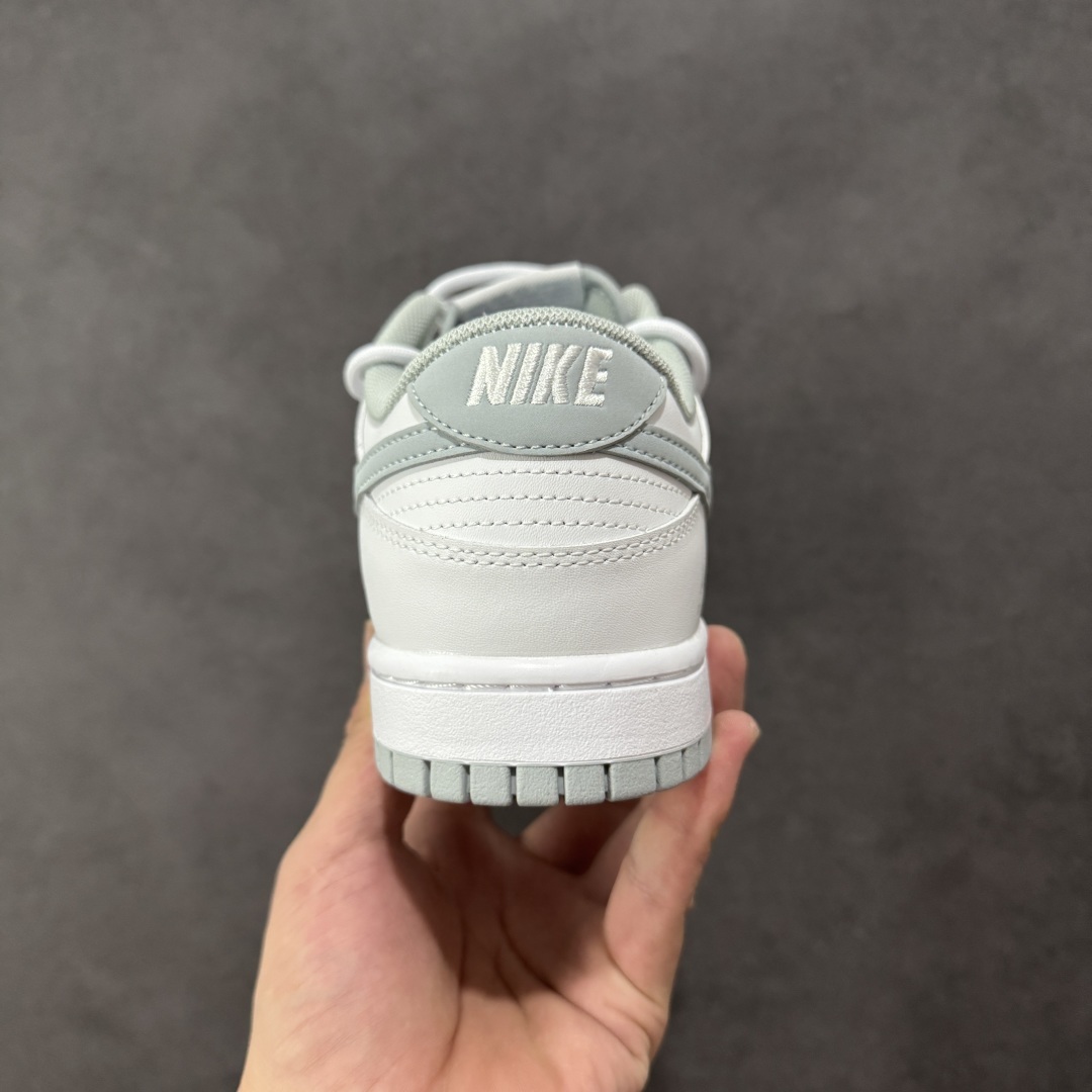 NK Dunk Low 星郎 WB0528-101 此款以低饱和灰度叠搭塑造高级层次感,鞋身如初雪覆地,
