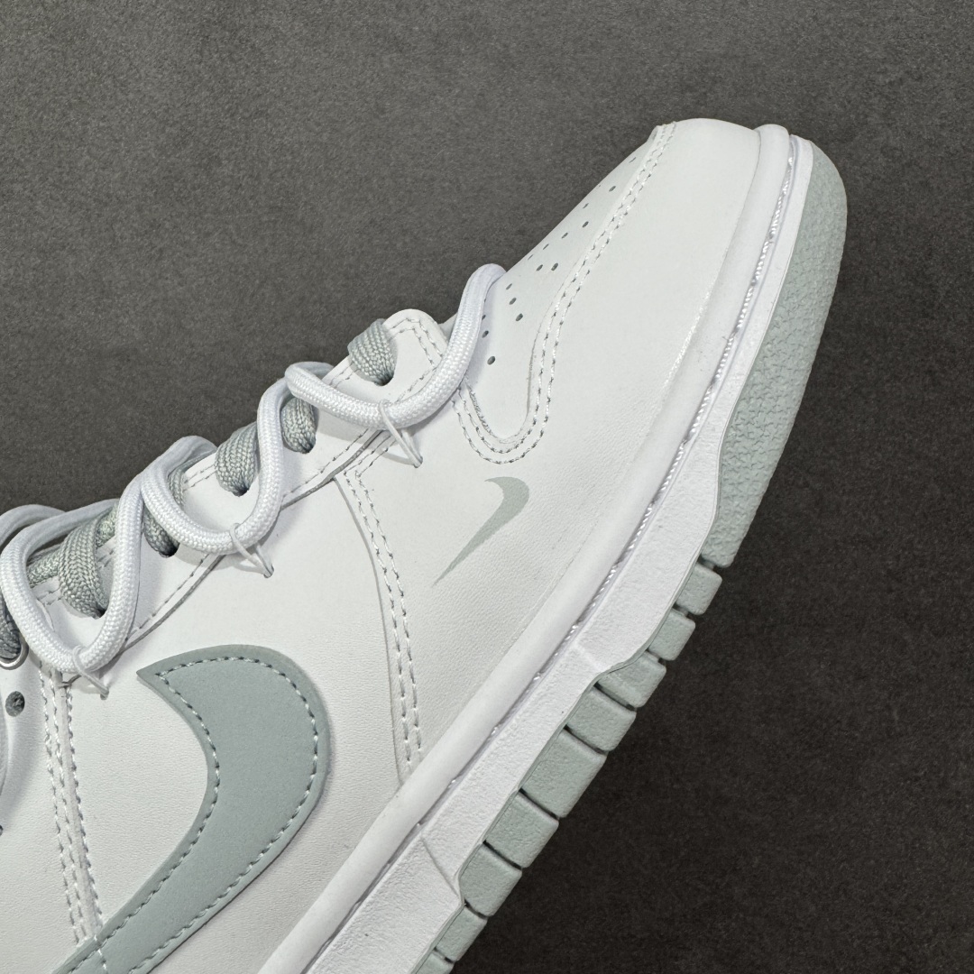 NK Dunk Low 星郎 WB0528-101 此款以低饱和灰度叠搭塑造高级层次感,鞋身如初雪覆地,