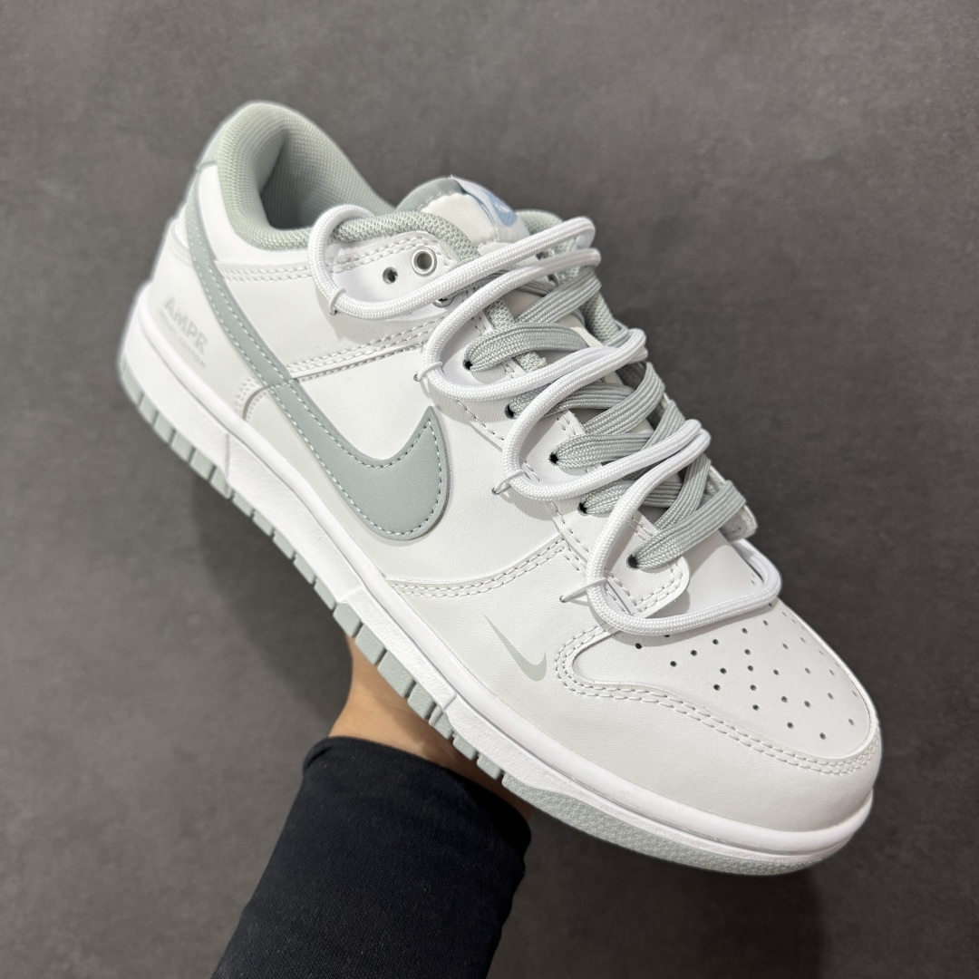 NK Dunk Low 星郎 WB0528-101 此款以低饱和灰度叠搭塑造高级层次感,鞋身如初雪覆地,