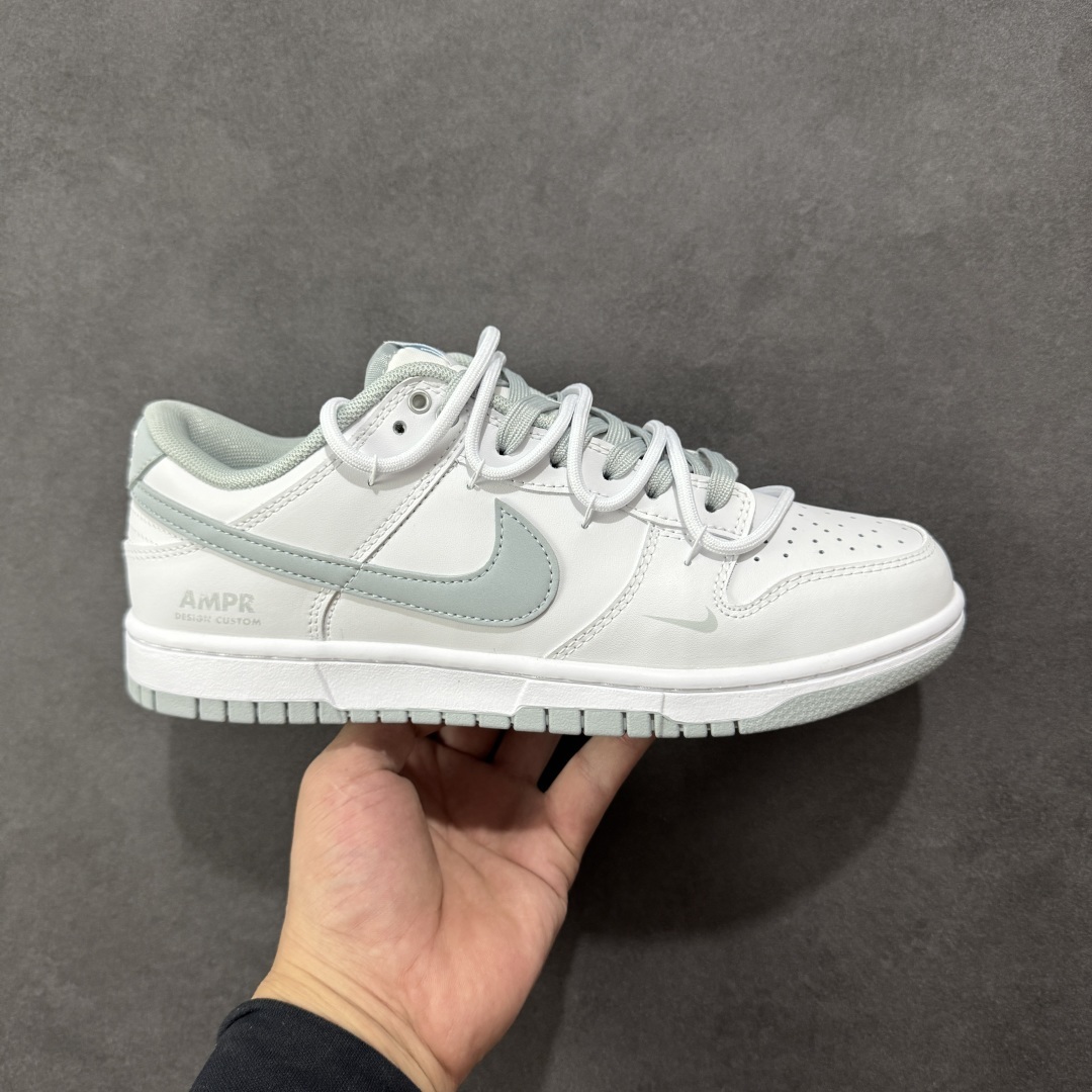 NK Dunk Low 星郎 WB0528-101 此款以低饱和灰度叠搭塑造高级层次感,鞋身如初雪覆地,