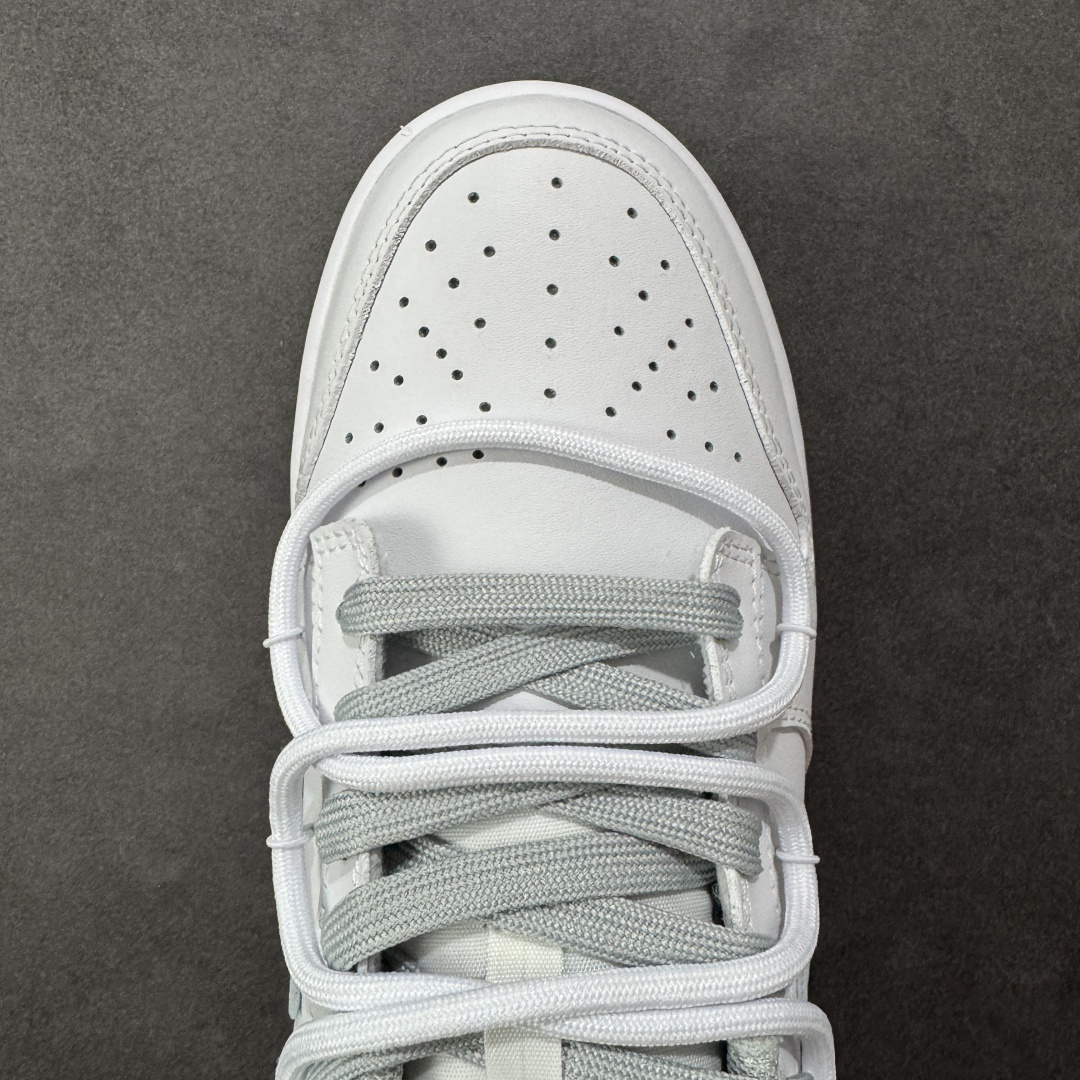 NK Dunk Low 星郎 WB0528-101 此款以低饱和灰度叠搭塑造高级层次感,鞋身如初雪覆地,