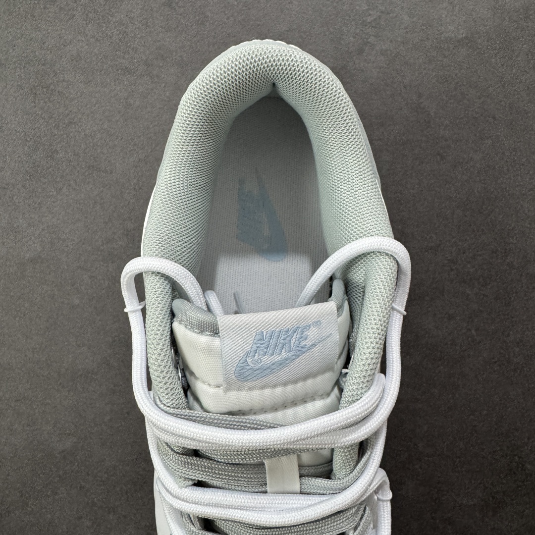 NK Dunk Low 星郎 WB0528-101 此款以低饱和灰度叠搭塑造高级层次感,鞋身如初雪覆地,