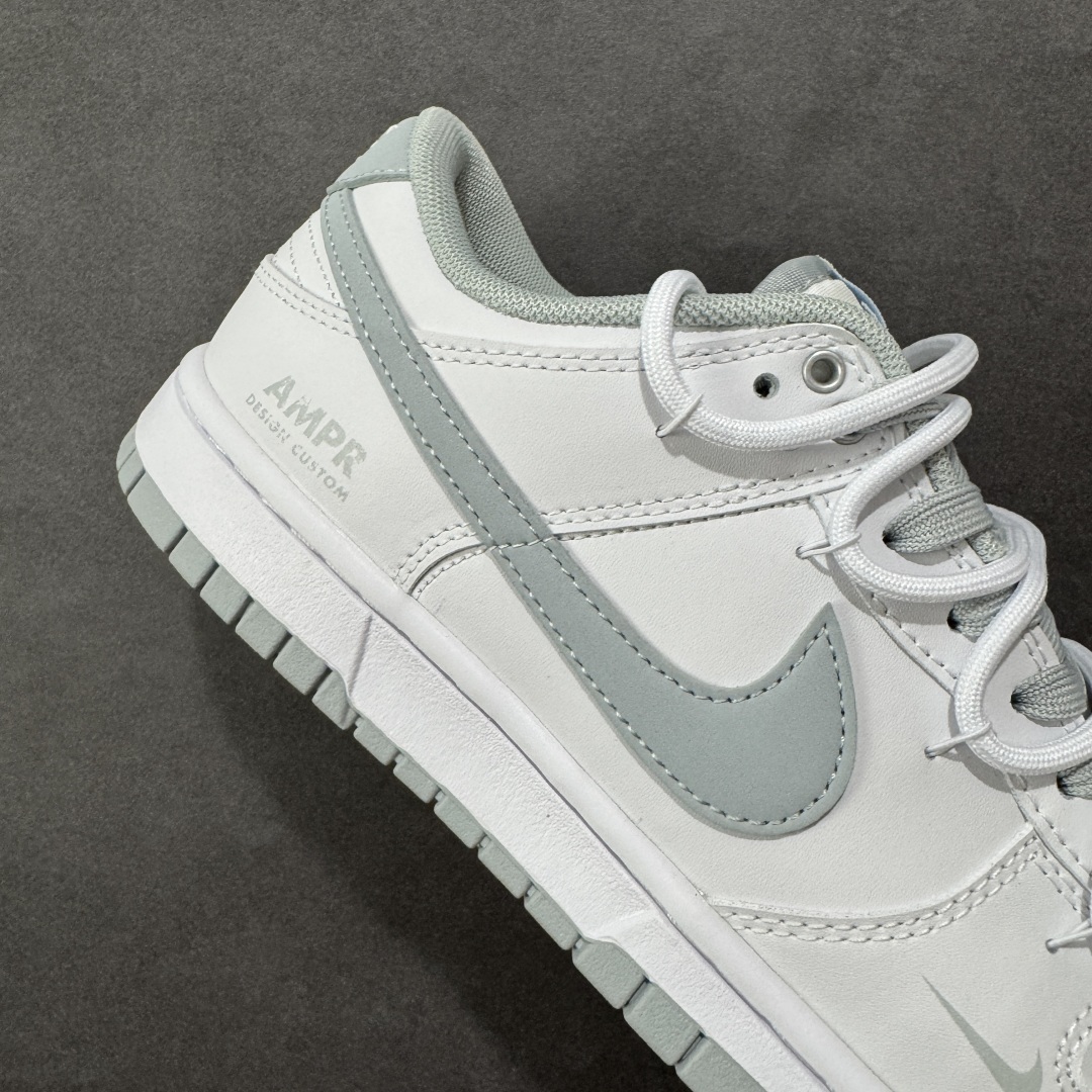 NK Dunk Low 星郎 WB0528-101 此款以低饱和灰度叠搭塑造高级层次感,鞋身如初雪覆地,