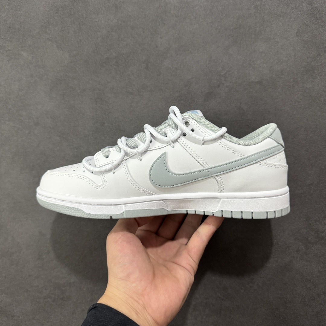 NK Dunk Low 星郎 WB0528-101 此款以低饱和灰度叠搭塑造高级层次感,鞋身如初雪覆地,