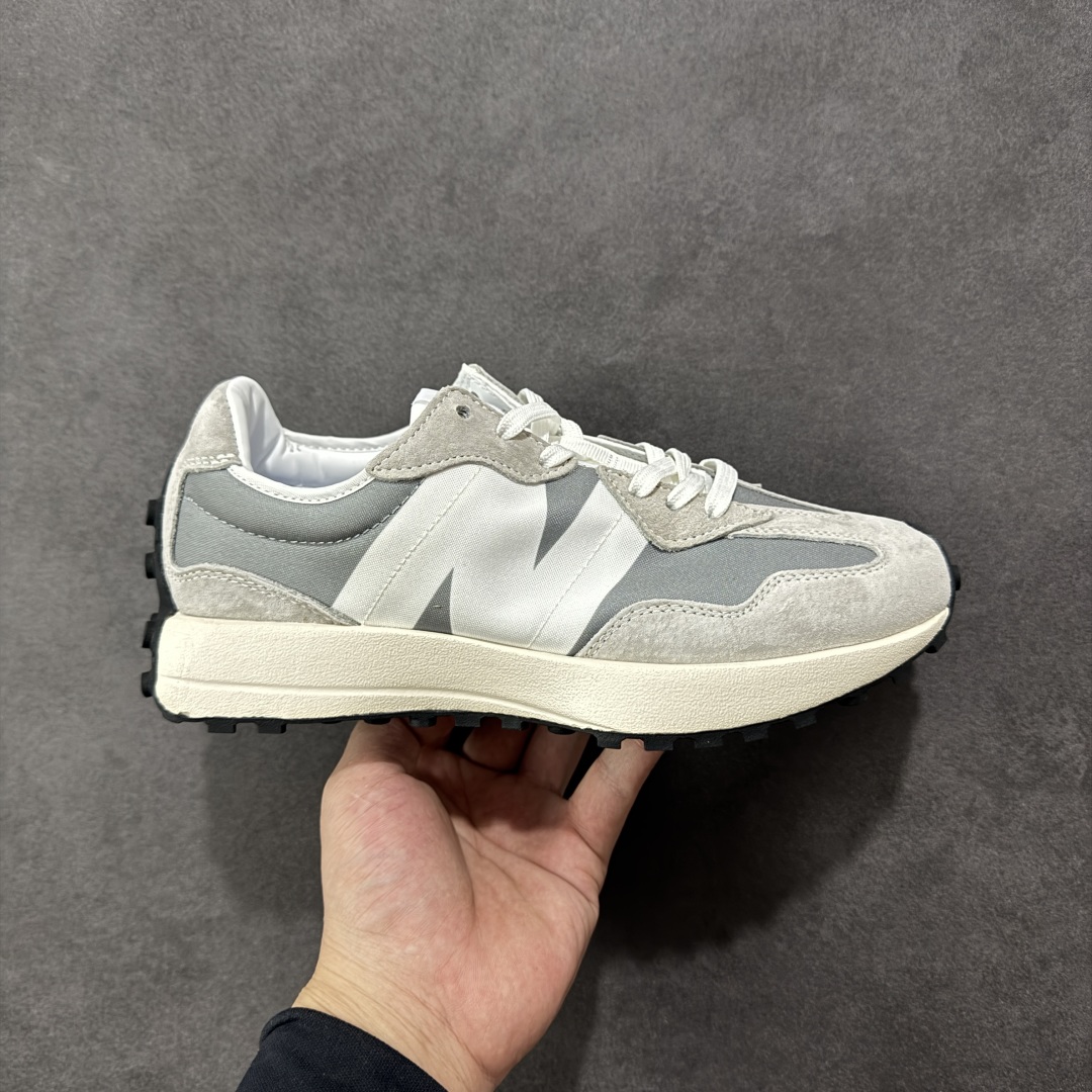 【PE福利版】NB新百伦New Balance NB327系列复古休闲运动慢跑鞋 MS327LAB 全新 New Balance 327 系列,以更纯粹的复古风格设计打造的全新造型。侧身还以解构设计,将 N 字标志以做旧压花样式呈现,样式别具新意。而麂皮、冲孔皮革的塑造,则呈现出高级怀旧气质,也让鞋款在奢华时装风格与运动氛围之间达到了平衡。 尺码:36~45半-选品中心