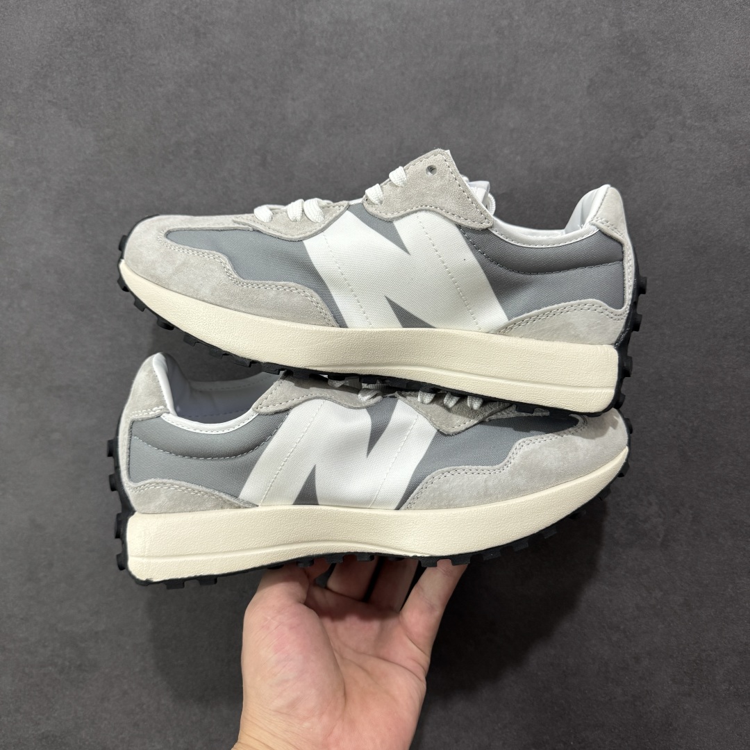 【PE福利版】NB新百伦New Balance NB327系列复古休闲运动慢跑鞋 MS327LAB 全新 New Balance 327 系列,以更纯粹的复古风格设计打造的全新造型。侧身还以解构设计,将 N 字标志以做旧压花样式呈现,样式别具新意。而麂皮、冲孔皮革的塑造,则呈现出高级怀旧气质,也让鞋款在奢华时装风格与运动氛围之间达到了平衡。 尺码:36~45半-选品中心