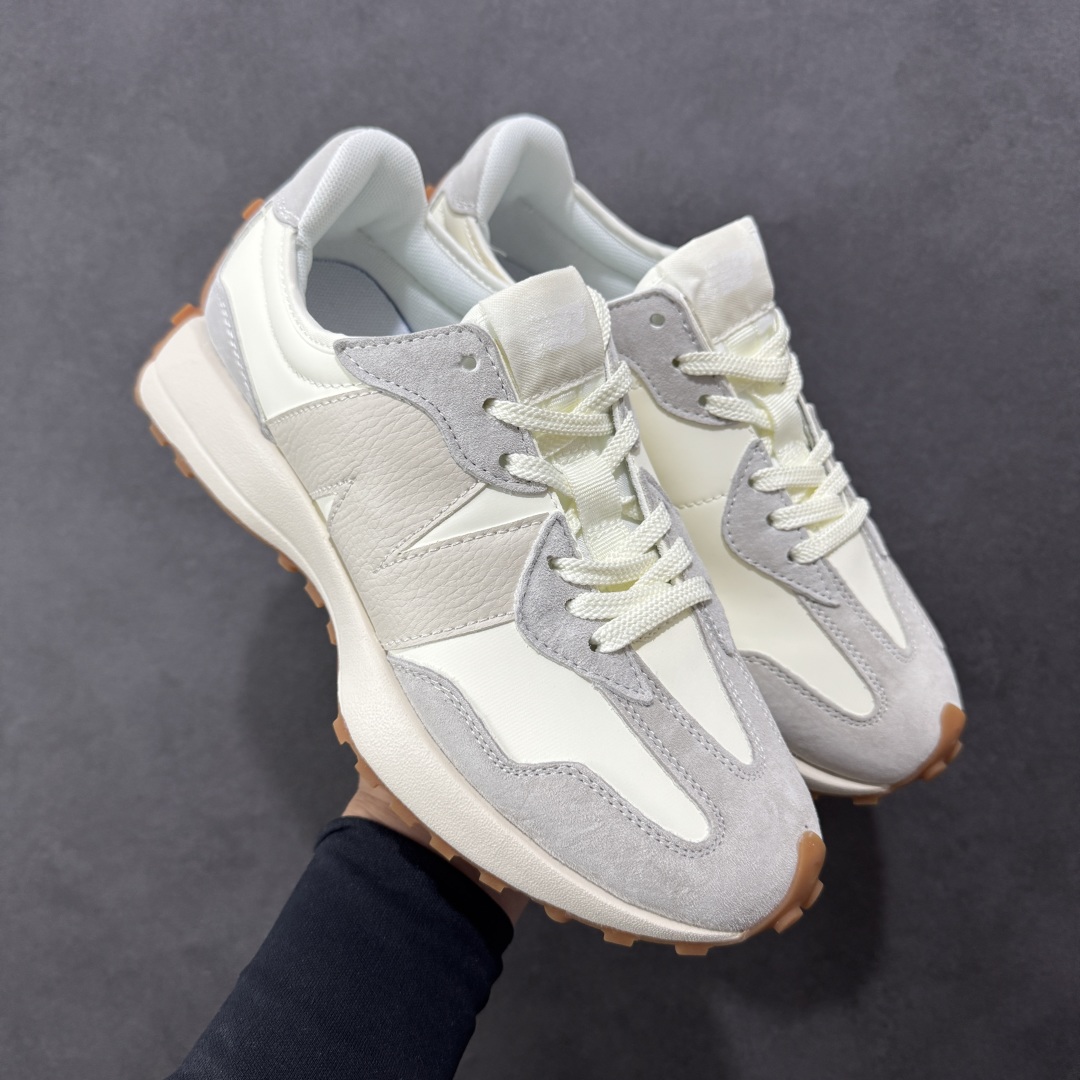 图片[24]-【PE福利版】NB新百伦New Balance NB327系列复古休闲运动慢跑鞋 MS327LAB 全新 New Balance 327 系列，以更纯粹的复古风格设计打造的全新造型。侧身还以解构设计，将 N 字标志以做旧压花样式呈现，样式别具新意。而麂皮、冲孔皮革的塑造，则呈现出高级怀旧气质，也让鞋款在奢华时装风格与运动氛围之间达到了平衡。 尺码：36～45半-选品中心