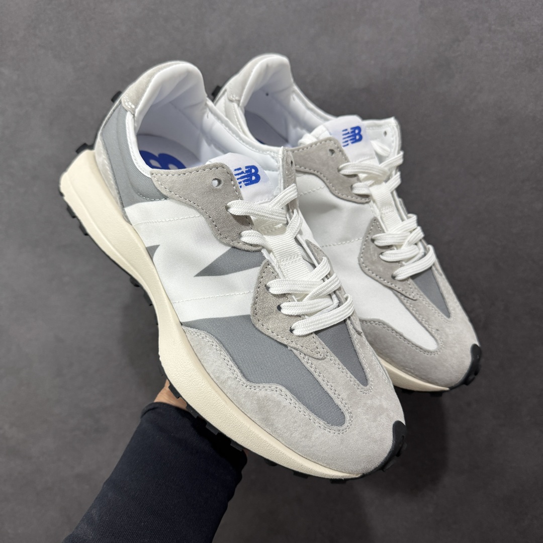 【PE福利版】NB新百伦New Balance NB327系列复古休闲运动慢跑鞋 MS327LAB 全新 New Balance 327 系列,以更纯粹的复古风格设计打造的全新造型。侧身还以解构设计,将 N 字标志以做旧压花样式呈现,样式别具新意。而麂皮、冲孔皮革的塑造,则呈现出高级怀旧气质,也让鞋款在奢华时装风格与运动氛围之间达到了平衡。 尺码:36~45半-选品中心