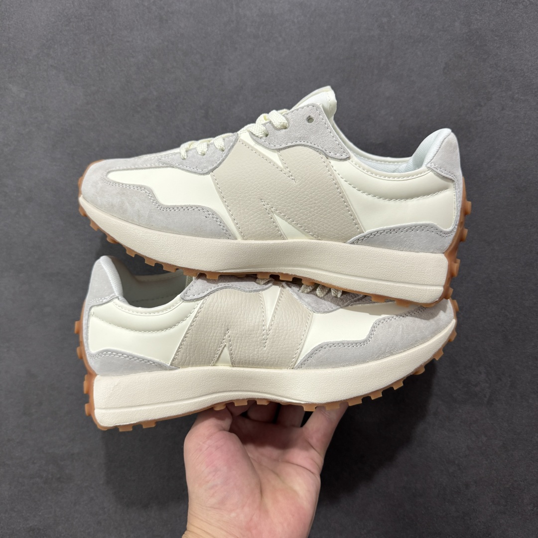 图片[24]-【PE福利版】NB新百伦New Balance NB327系列复古休闲运动慢跑鞋 MS327LAB 全新 New Balance 327 系列，以更纯粹的复古风格设计打造的全新造型。侧身还以解构设计，将 N 字标志以做旧压花样式呈现，样式别具新意。而麂皮、冲孔皮革的塑造，则呈现出高级怀旧气质，也让鞋款在奢华时装风格与运动氛围之间达到了平衡。 尺码：36～45半-选品中心